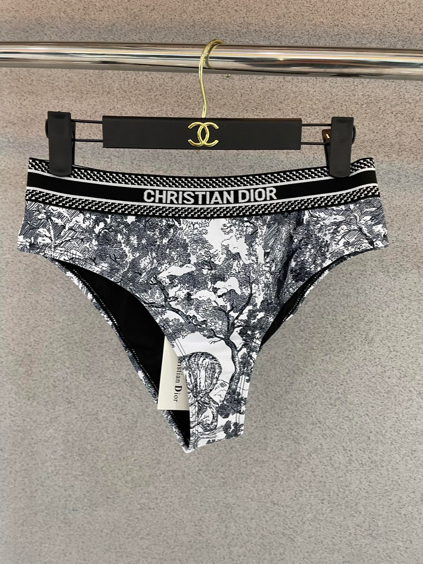  Dior 迪奥新款分体😍🥰适合多种场景的游泳衣🏊‍♀️海边 游泳池 温泉 水上乐园 漂流都可以😌内搭也