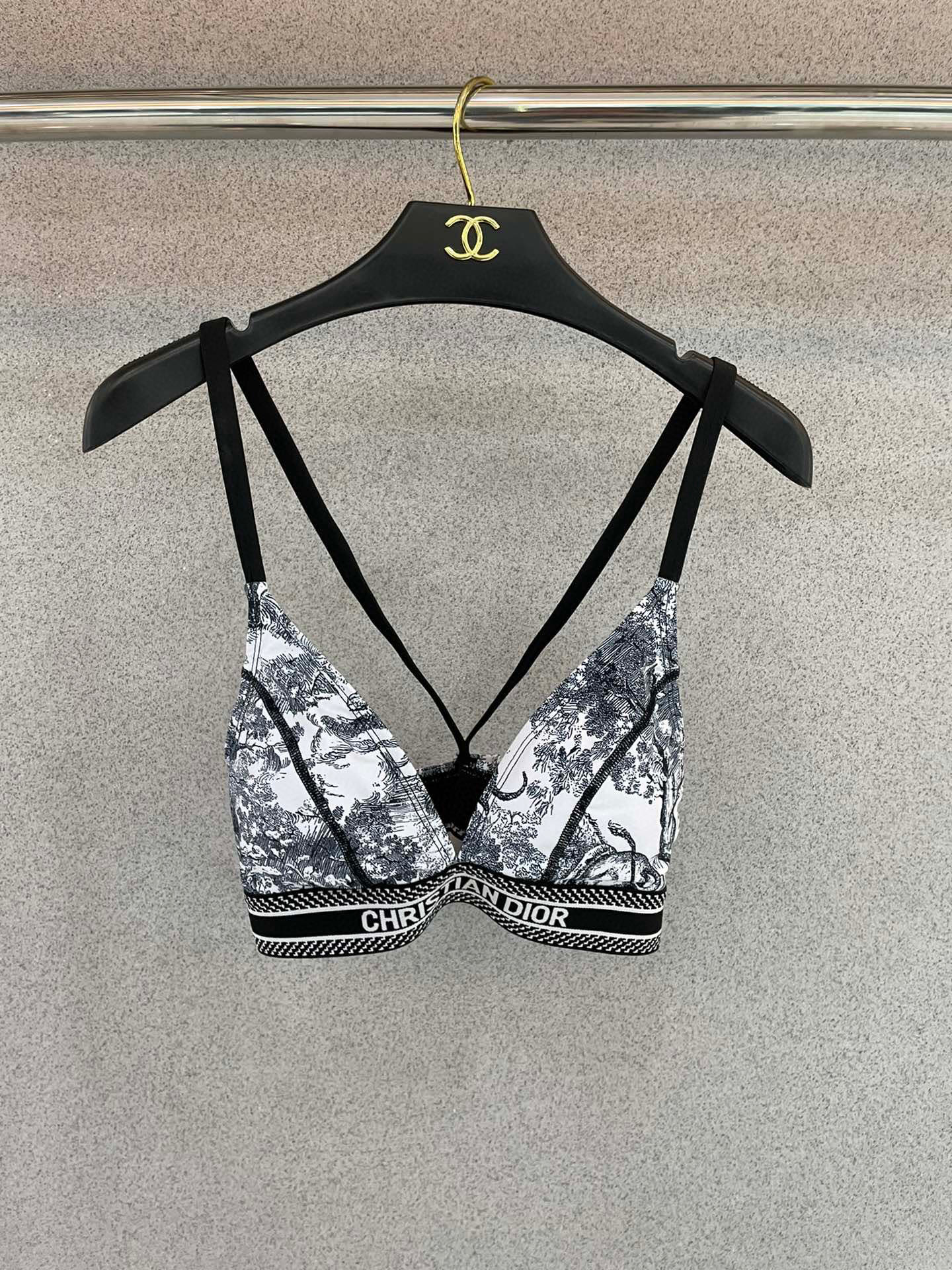  Dior 迪奥新款分体😍🥰适合多种场景的游泳衣🏊‍♀️海边 游泳池 温泉 水上乐园 漂流都可以😌内搭也