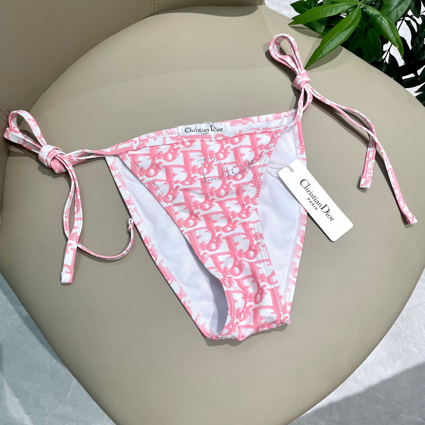  迪奥比基尼😍🥰适合多种场景的游泳衣🏊‍♀️海边 游泳池 温泉 水上乐园 漂流都可以😌内搭也完全可以 连