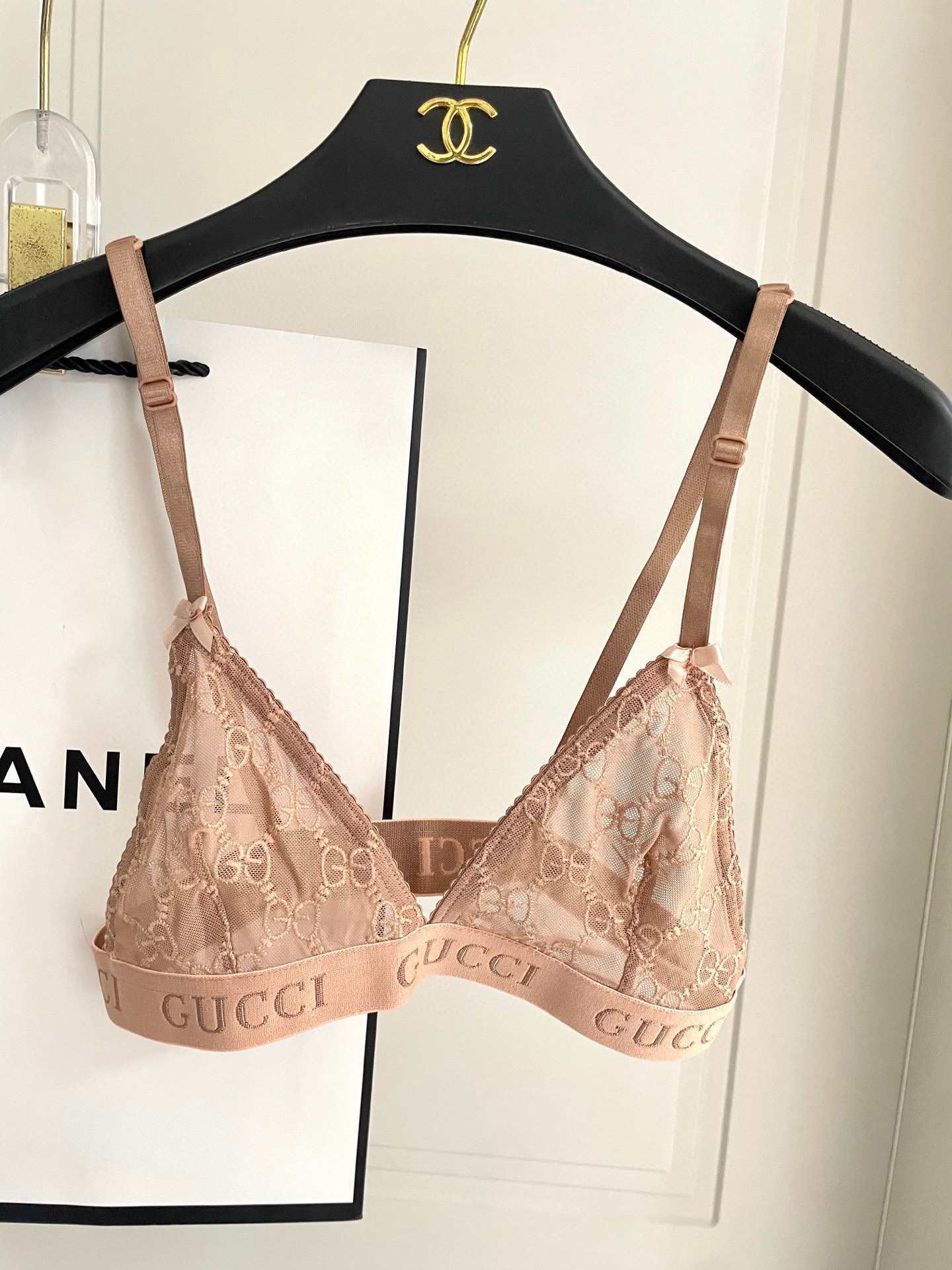  Gucci G家字母刺绣网纱性感连体衣 半透明型  诉说着纯粹的性感 胸前深V➕蕾丝网纱设计 提升了整