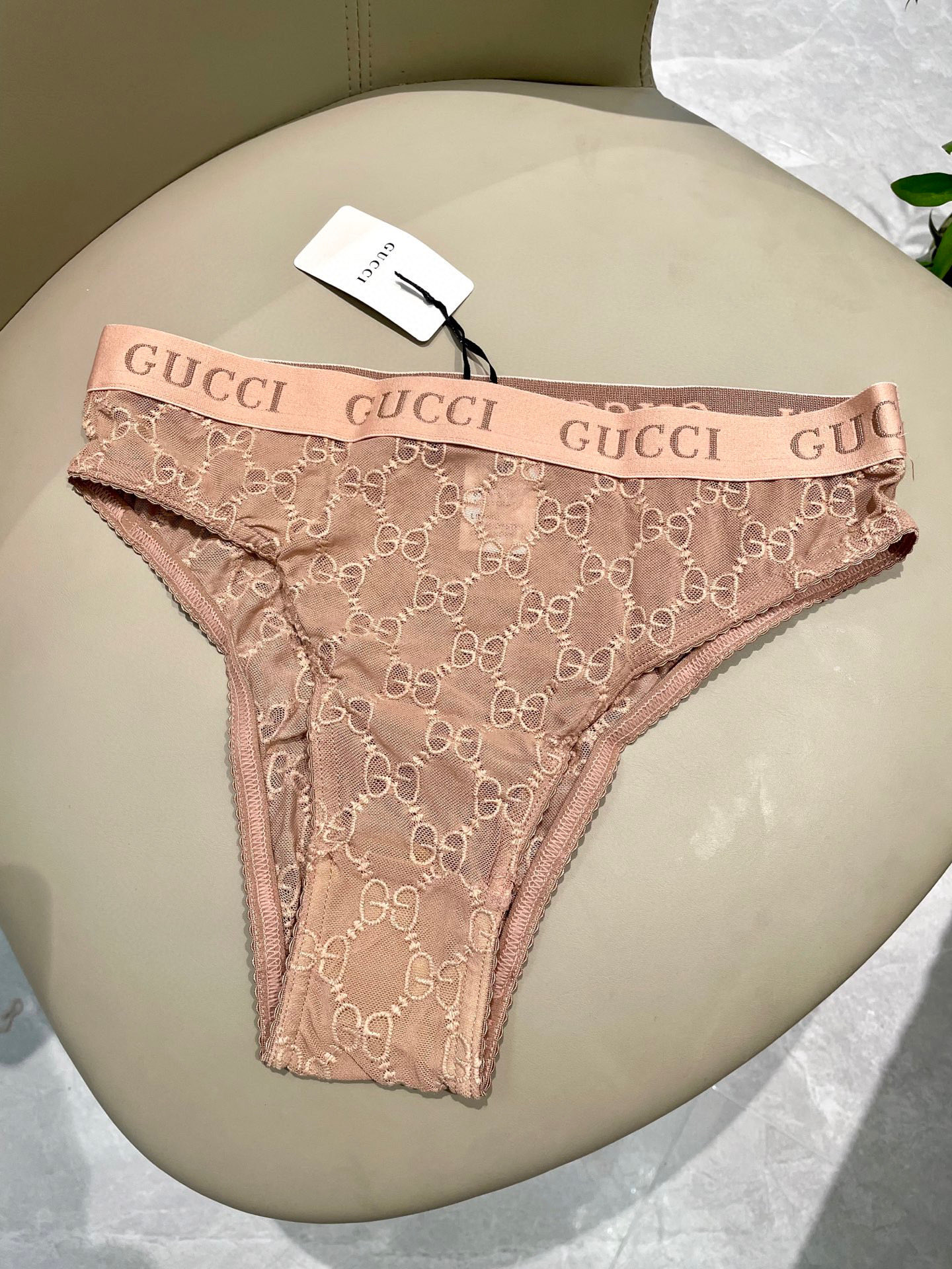  Gucci G家字母刺绣网纱性感连体衣 半透明型  诉说着纯粹的性感 胸前深V➕蕾丝网纱设计 提升了整