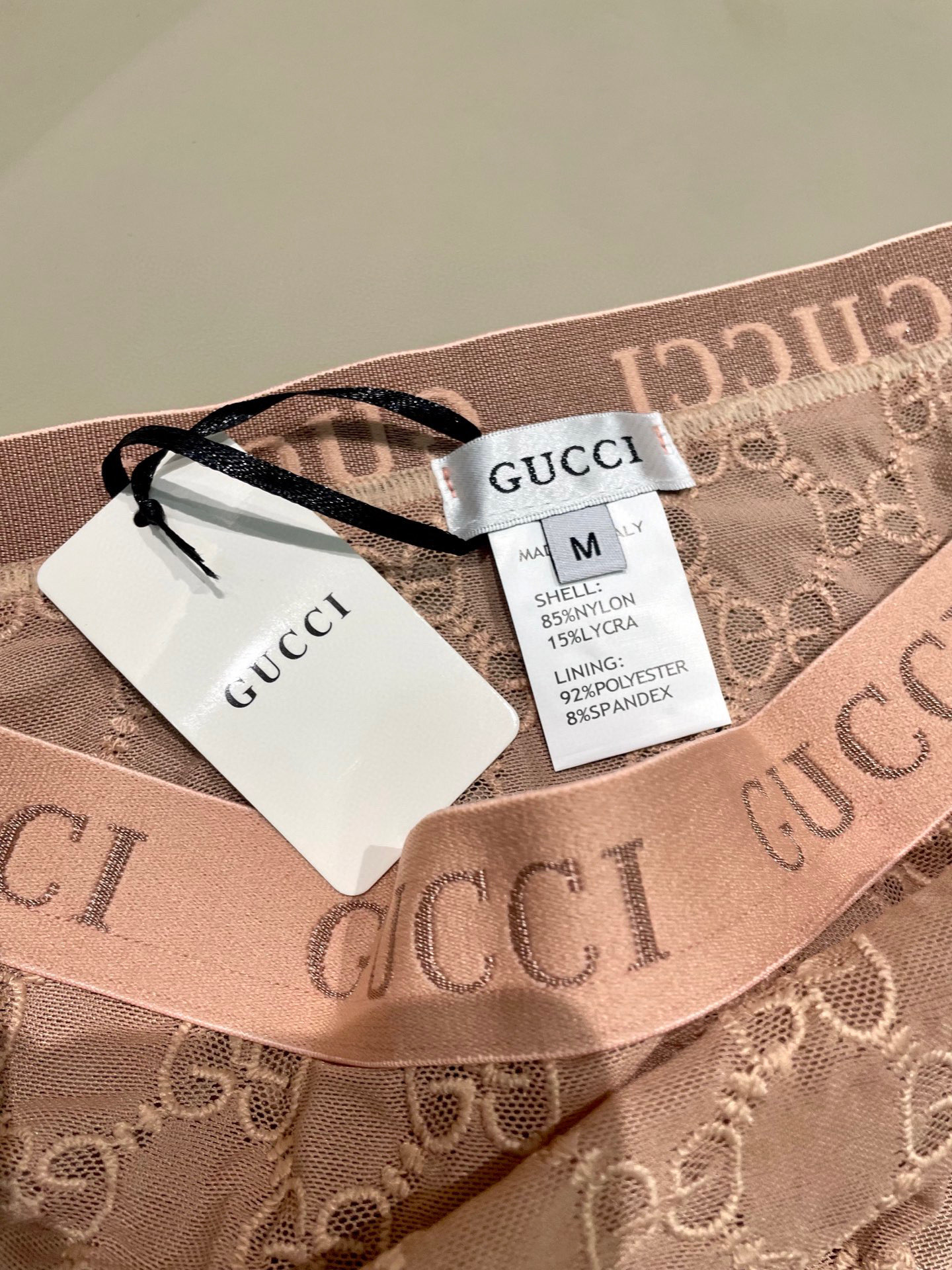  Gucci G家字母刺绣网纱性感连体衣 半透明型  诉说着纯粹的性感 胸前深V➕蕾丝网纱设计 提升了整
