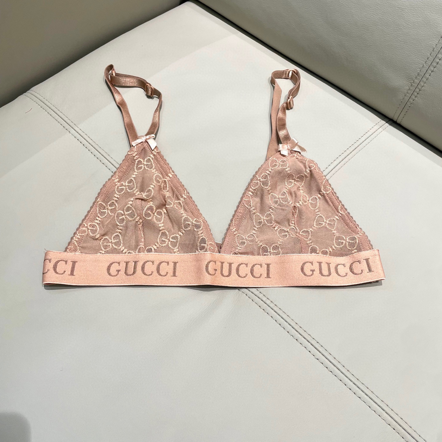 Gucci G家字母刺绣网纱性感连体衣 半透明型  诉说着纯粹的性感 胸前深V➕蕾丝网纱设计 提升了整