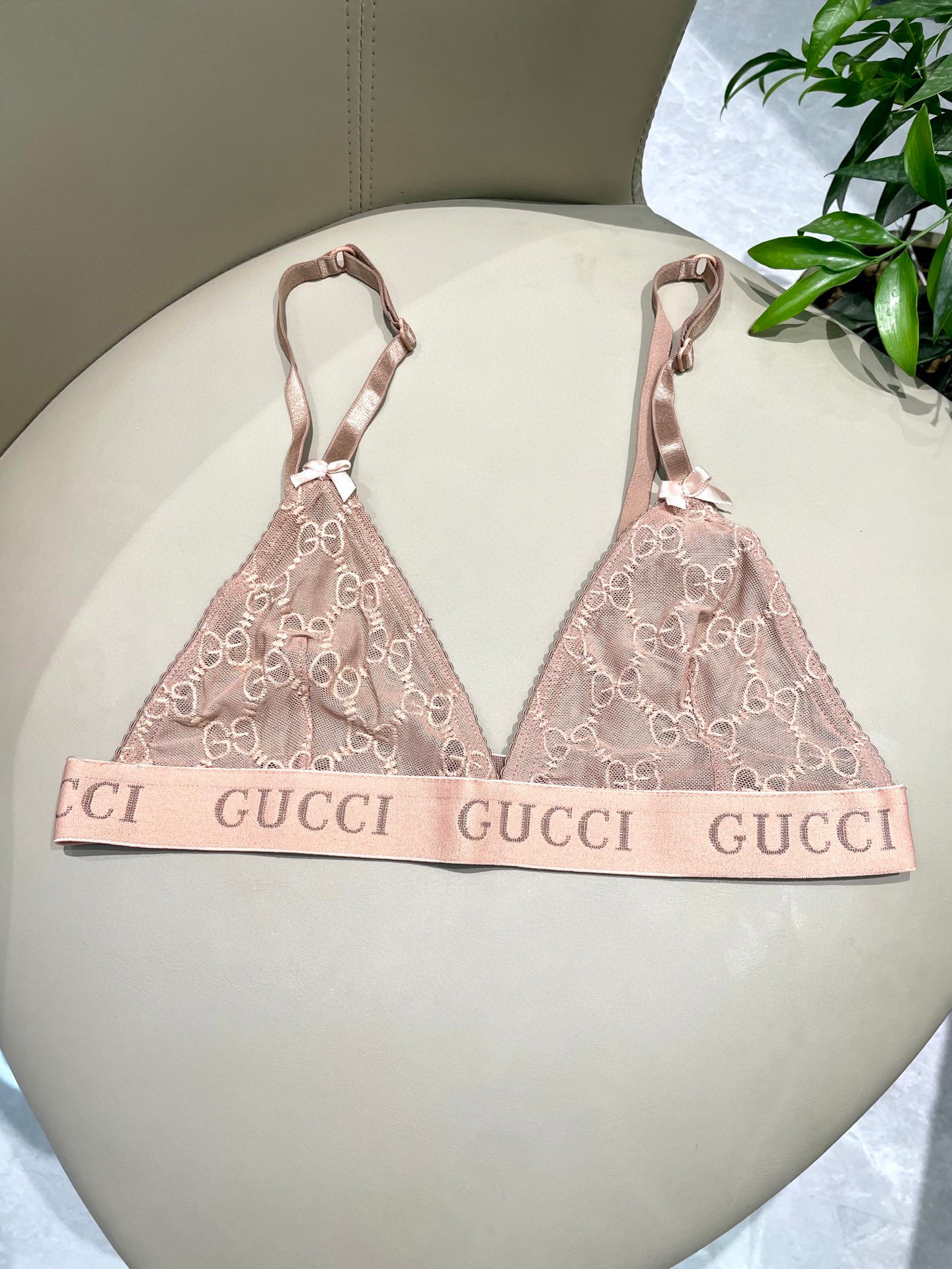  Gucci G家字母刺绣网纱性感连体衣 半透明型  诉说着纯粹的性感 胸前深V➕蕾丝网纱设计 提升了整