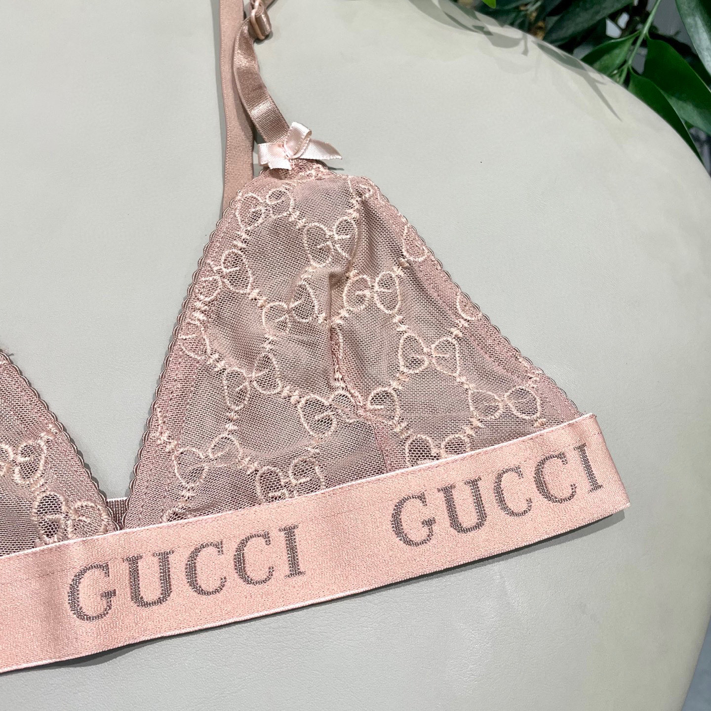  Gucci G家字母刺绣网纱性感连体衣 半透明型  诉说着纯粹的性感 胸前深V➕蕾丝网纱设计 提升了整