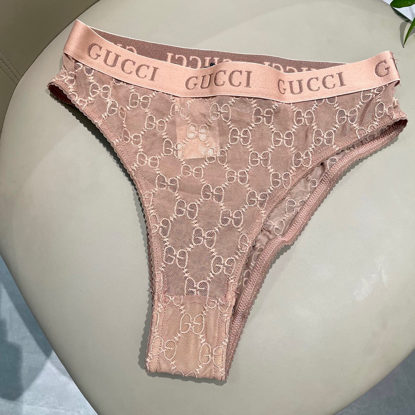  Gucci G家字母刺绣网纱性感连体衣 半透明型  诉说着纯粹的性感 胸前深V➕蕾丝网纱设计 提升了整