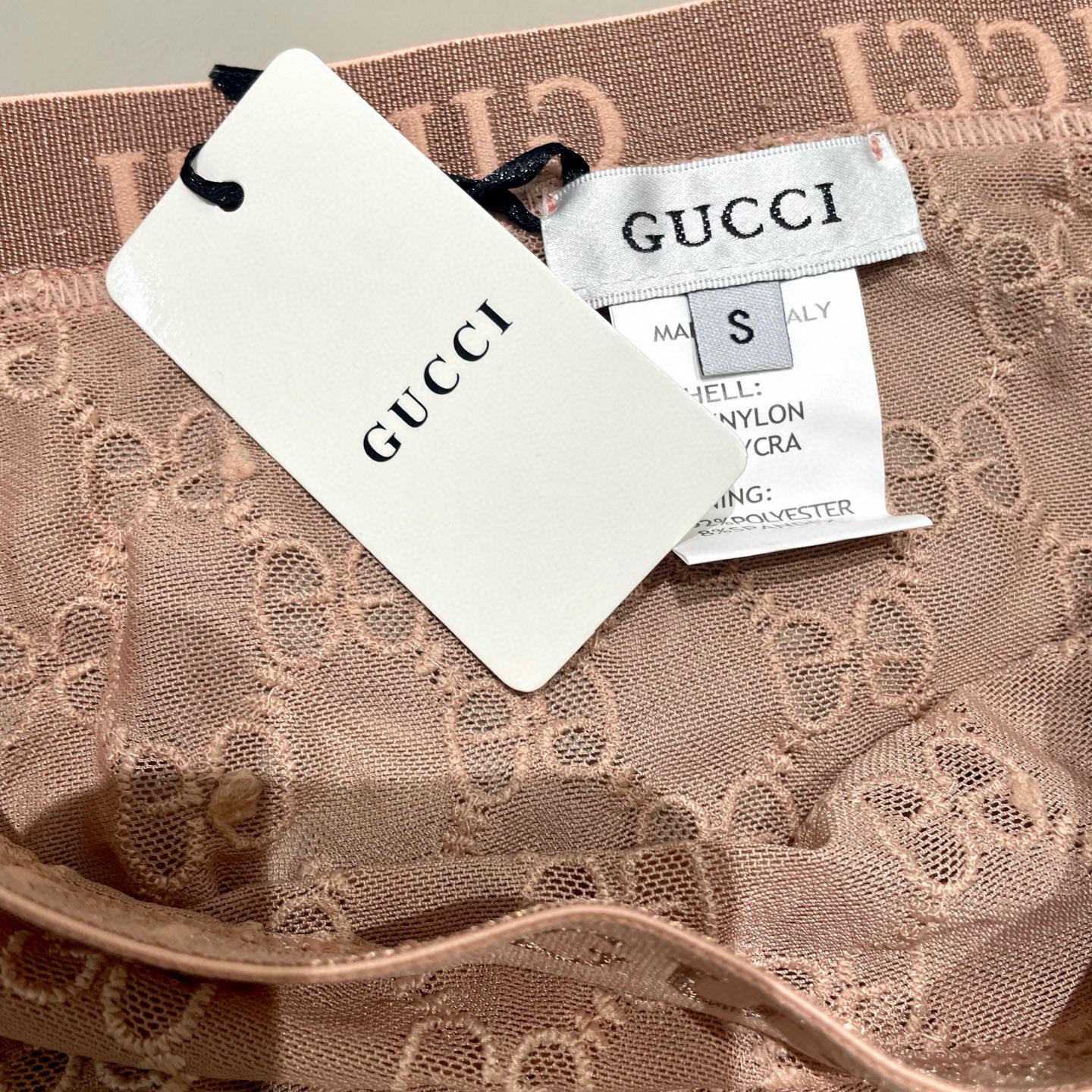 Gucci G家字母刺绣网纱性感连体衣 半透明型  诉说着纯粹的性感 胸前深V➕蕾丝网纱设计 提升了整