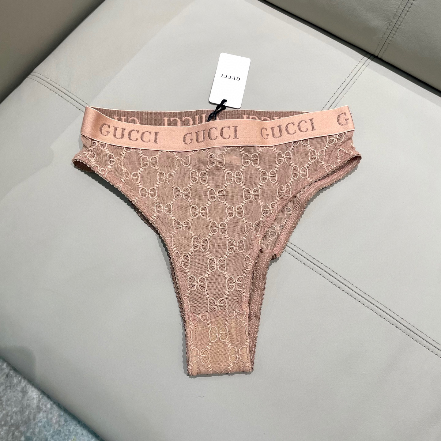  Gucci G家字母刺绣网纱性感连体衣 半透明型  诉说着纯粹的性感 胸前深V➕蕾丝网纱设计 提升了整
