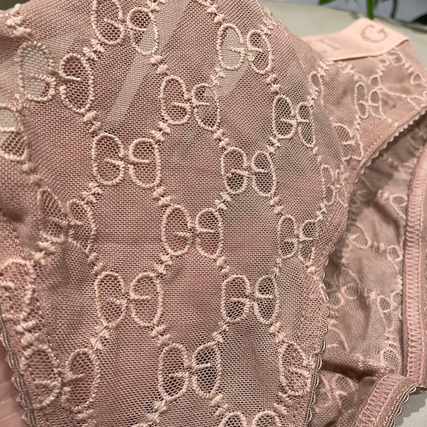  Gucci G家字母刺绣网纱性感连体衣 半透明型  诉说着纯粹的性感 胸前深V➕蕾丝网纱设计 提升了整