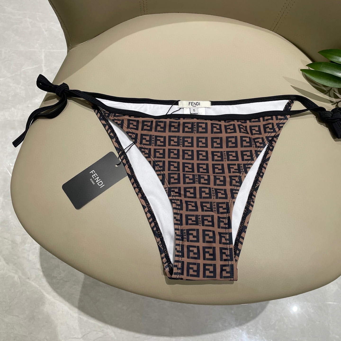  芬迪连体😍🥰适合多种场景的游泳衣🏊‍♀️海边 游泳池 温泉 水上乐园 漂流都可以😌内搭也完全可以 连体