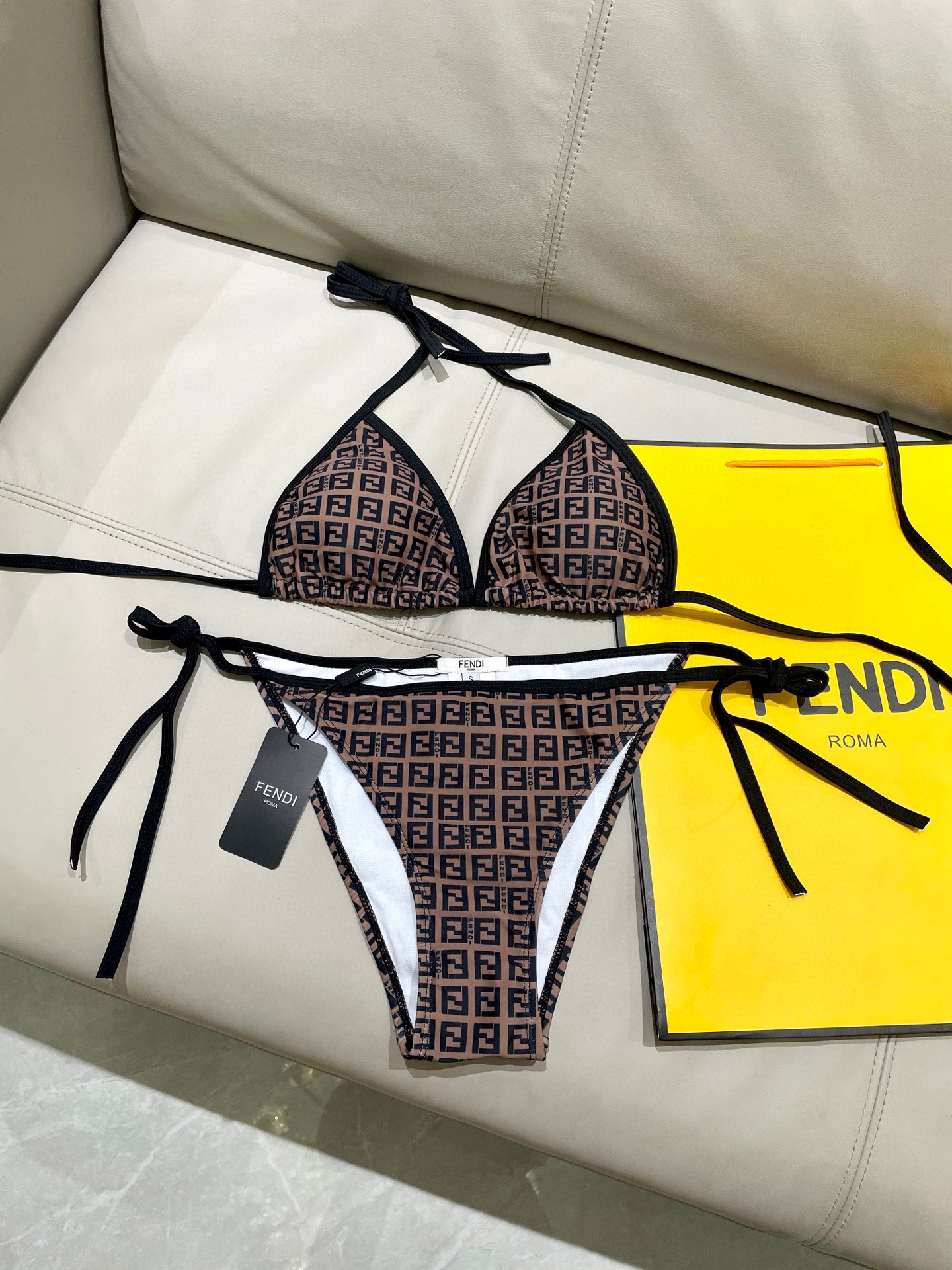  芬迪连体😍🥰适合多种场景的游泳衣🏊‍♀️海边 游泳池 温泉 水上乐园 漂流都可以😌内搭也完全可以 连体