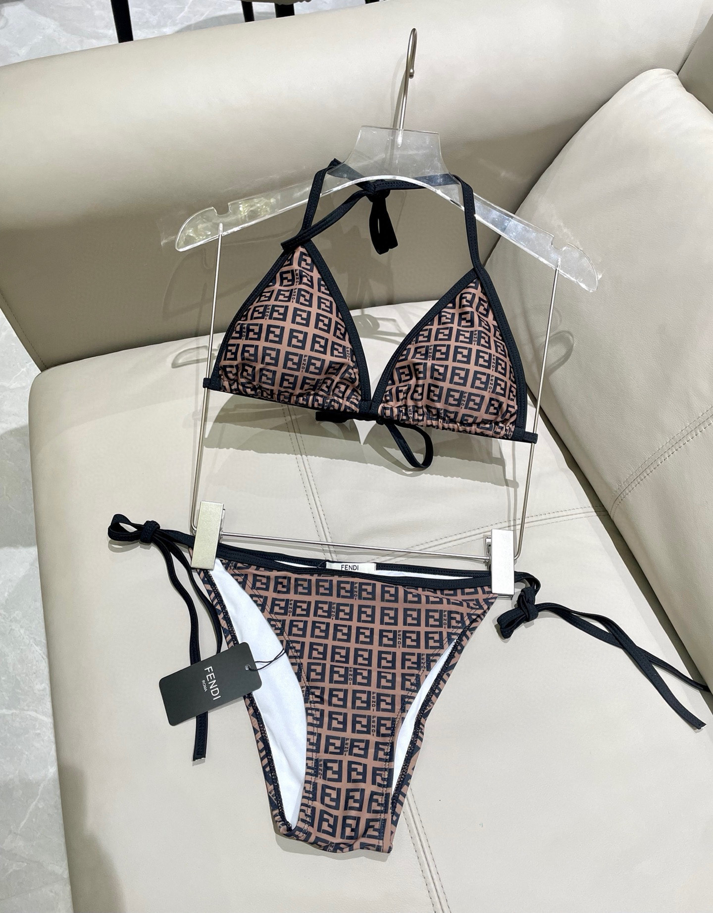  芬迪连体😍🥰适合多种场景的游泳衣🏊‍♀️海边 游泳池 温泉 水上乐园 漂流都可以😌内搭也完全可以 连体