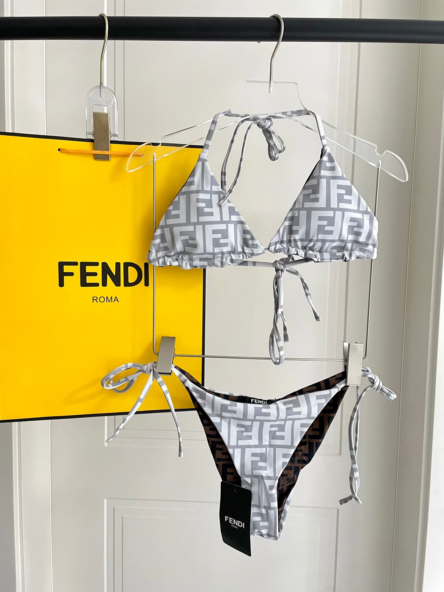 双面可穿  带胸垫 Fendi芬迪新款比基尼套装 印花系带内衣+丁字三角内裤分体泳衣套装 
码数：SM