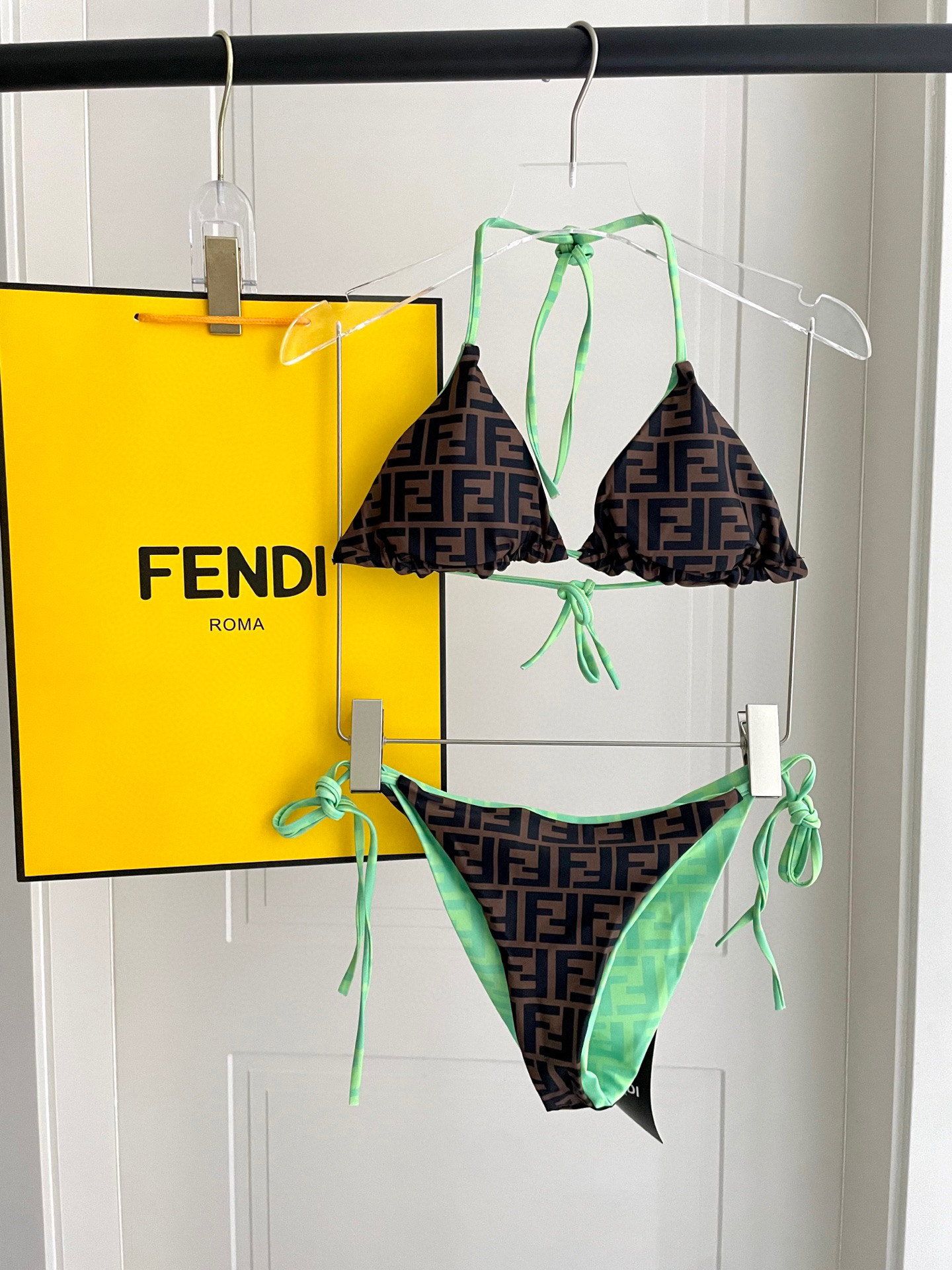 双面可穿  带胸垫 Fendi芬迪新款比基尼套装 印花系带内衣+丁字三角内裤分体泳衣套装 
码数：SM