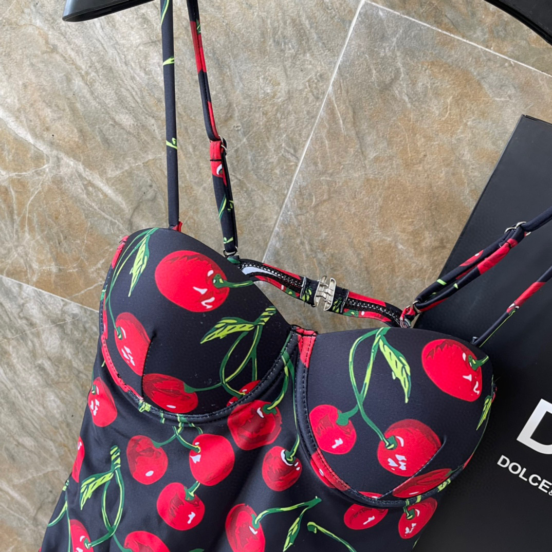  DG连体泳衣👙❤️😍🥰适合多种场景的游泳衣🏊‍♀️海边 游泳池 温泉 水上乐园 漂流都可以😌内搭外穿也