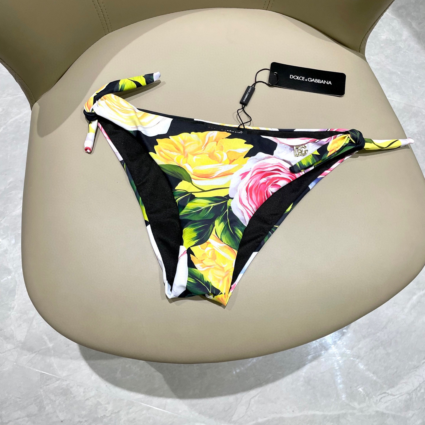  DG专柜新款分体泳衣😍🥰适合多种场景的游泳衣🏊‍♀️海边 游泳池 温泉 水上乐园 漂流都可以😌内搭也完