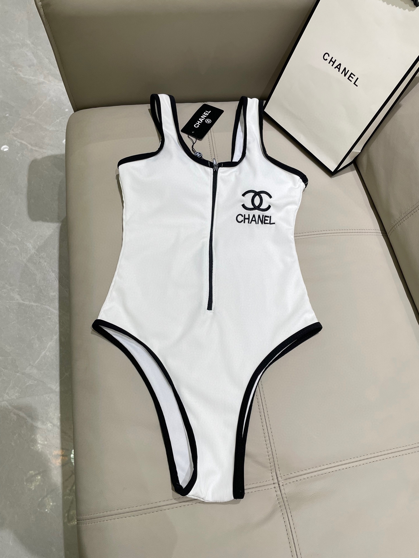  Chanel中古连体衣带胸垫
中古系列连体泳衣👏👏做泳衣穿可以，搭配裤子穿也👌，喜欢中古系列的宝必入哦