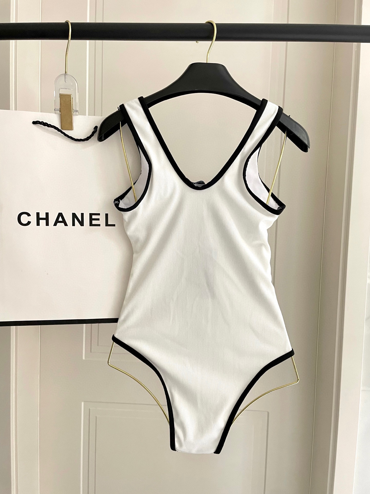  Chanel中古连体衣带胸垫
中古系列连体泳衣👏👏做泳衣穿可以，搭配裤子穿也👌，喜欢中古系列的宝必入哦