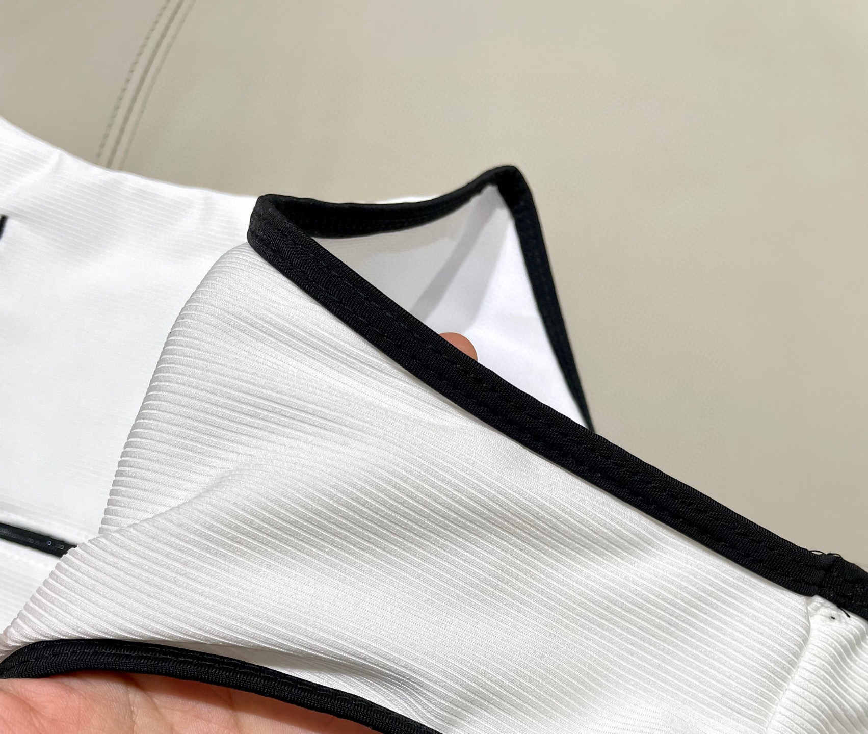  Chanel中古连体衣带胸垫
中古系列连体泳衣👏👏做泳衣穿可以，搭配裤子穿也👌，喜欢中古系列的宝必入哦