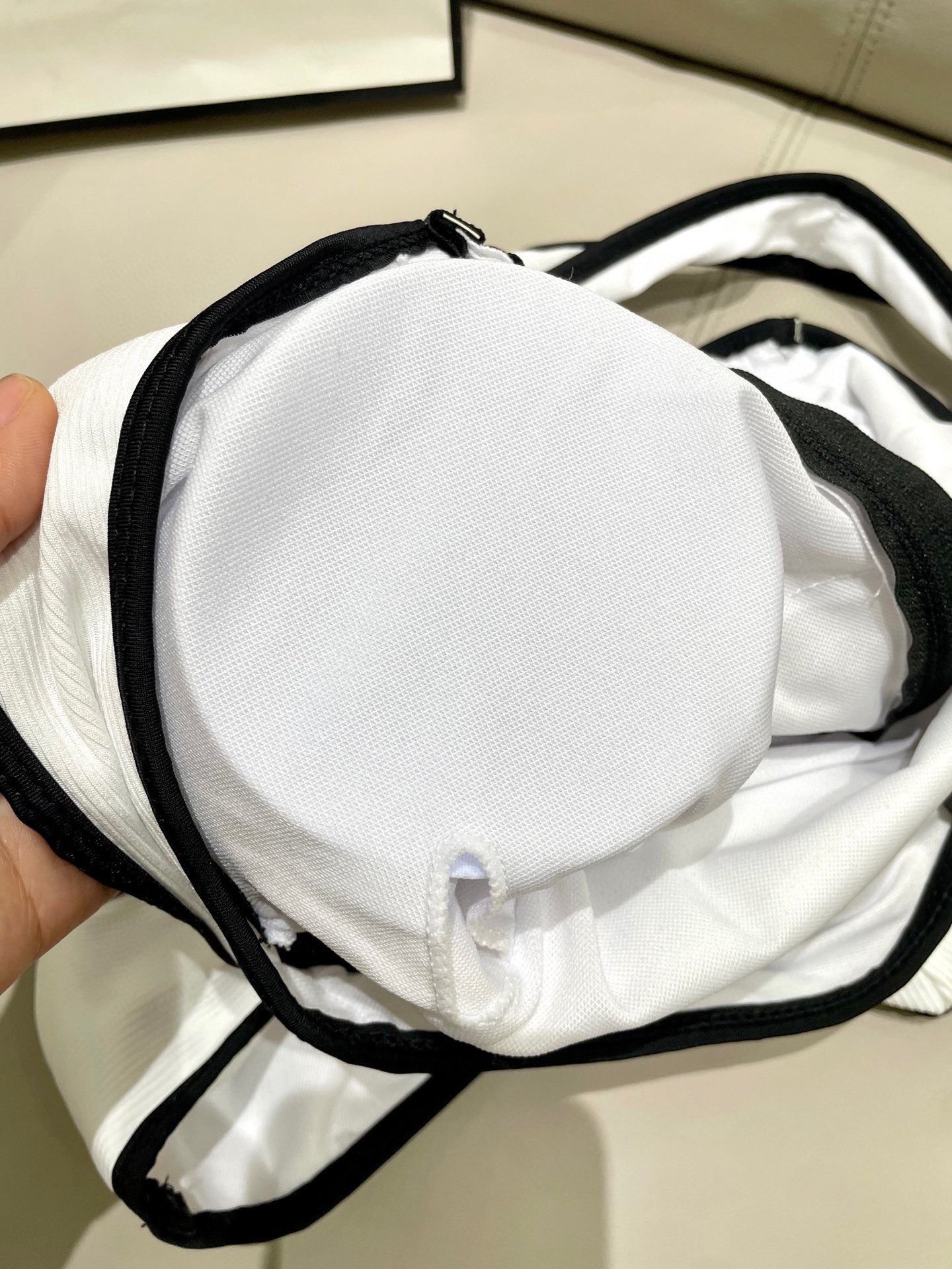  Chanel中古连体衣带胸垫
中古系列连体泳衣👏👏做泳衣穿可以，搭配裤子穿也👌，喜欢中古系列的宝必入哦
