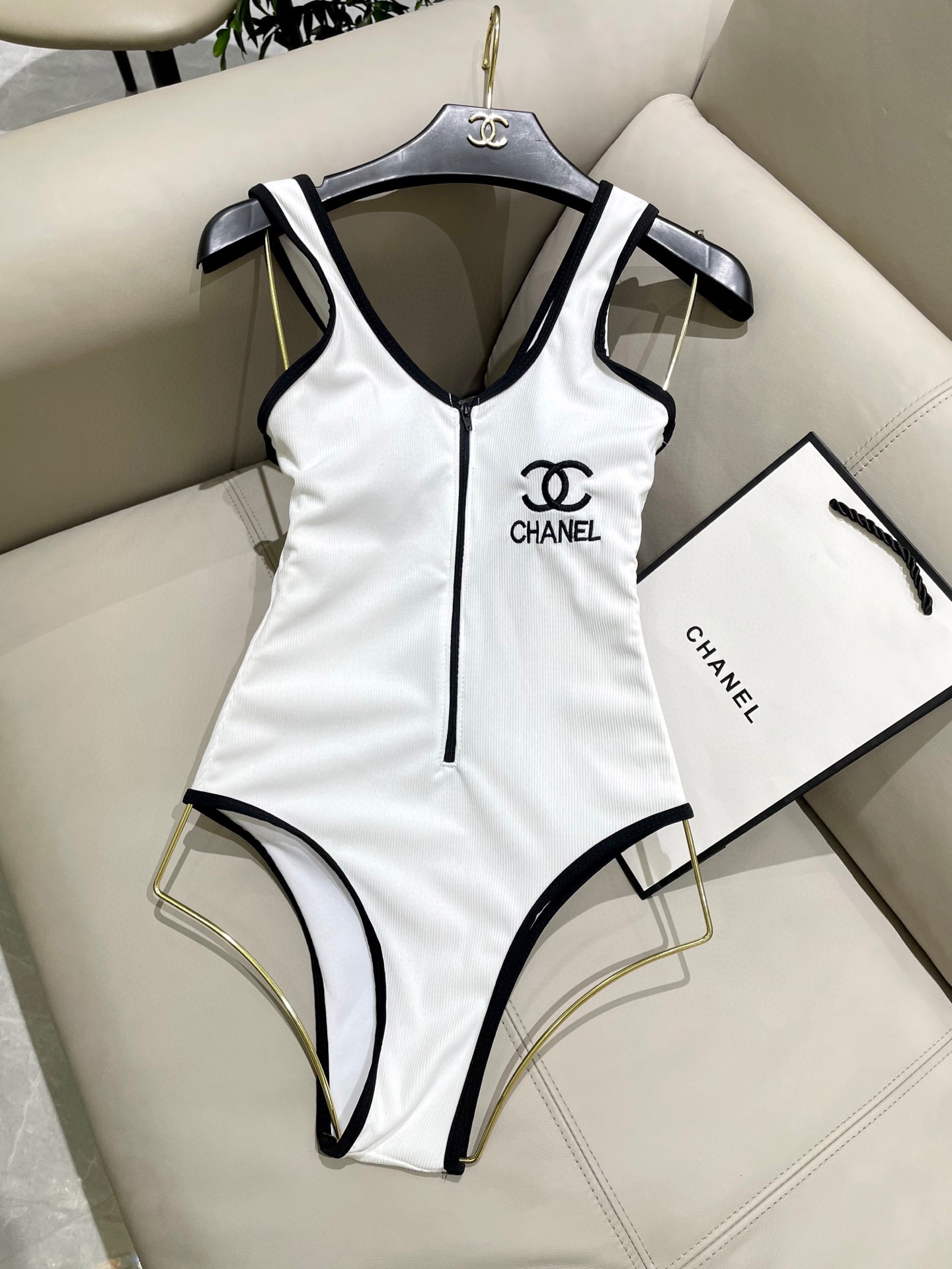  Chanel中古连体衣带胸垫
中古系列连体泳衣👏👏做泳衣穿可以，搭配裤子穿也👌，喜欢中古系列的宝必入哦