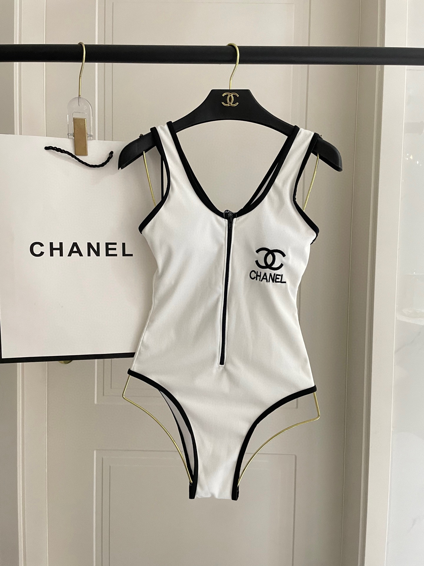  Chanel中古连体衣带胸垫
中古系列连体泳衣👏👏做泳衣穿可以，搭配裤子穿也👌，喜欢中古系列的宝必入哦