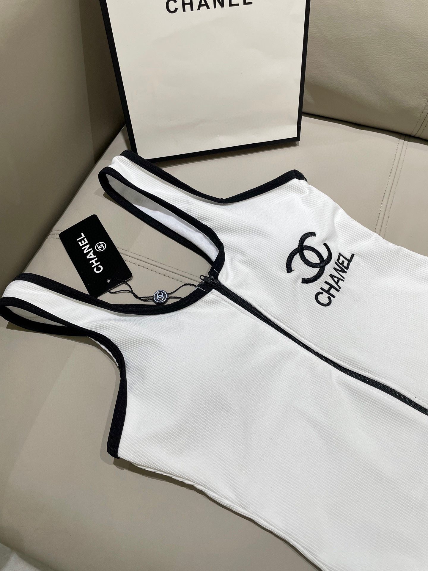  Chanel中古连体衣带胸垫
中古系列连体泳衣👏👏做泳衣穿可以，搭配裤子穿也👌，喜欢中古系列的宝必入哦