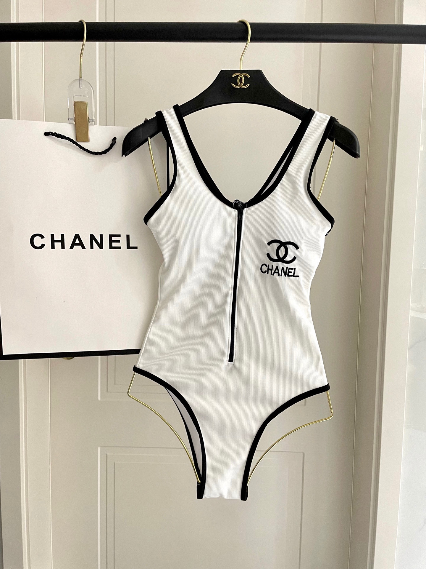  Chanel中古连体衣带胸垫
中古系列连体泳衣👏👏做泳衣穿可以，搭配裤子穿也👌，喜欢中古系列的宝必入哦