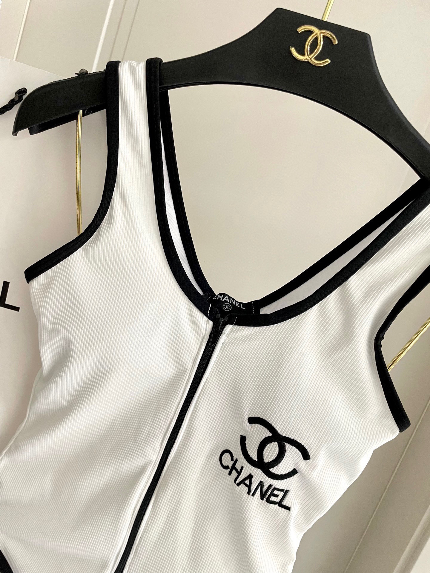  Chanel中古连体衣带胸垫
中古系列连体泳衣👏👏做泳衣穿可以，搭配裤子穿也👌，喜欢中古系列的宝必入哦