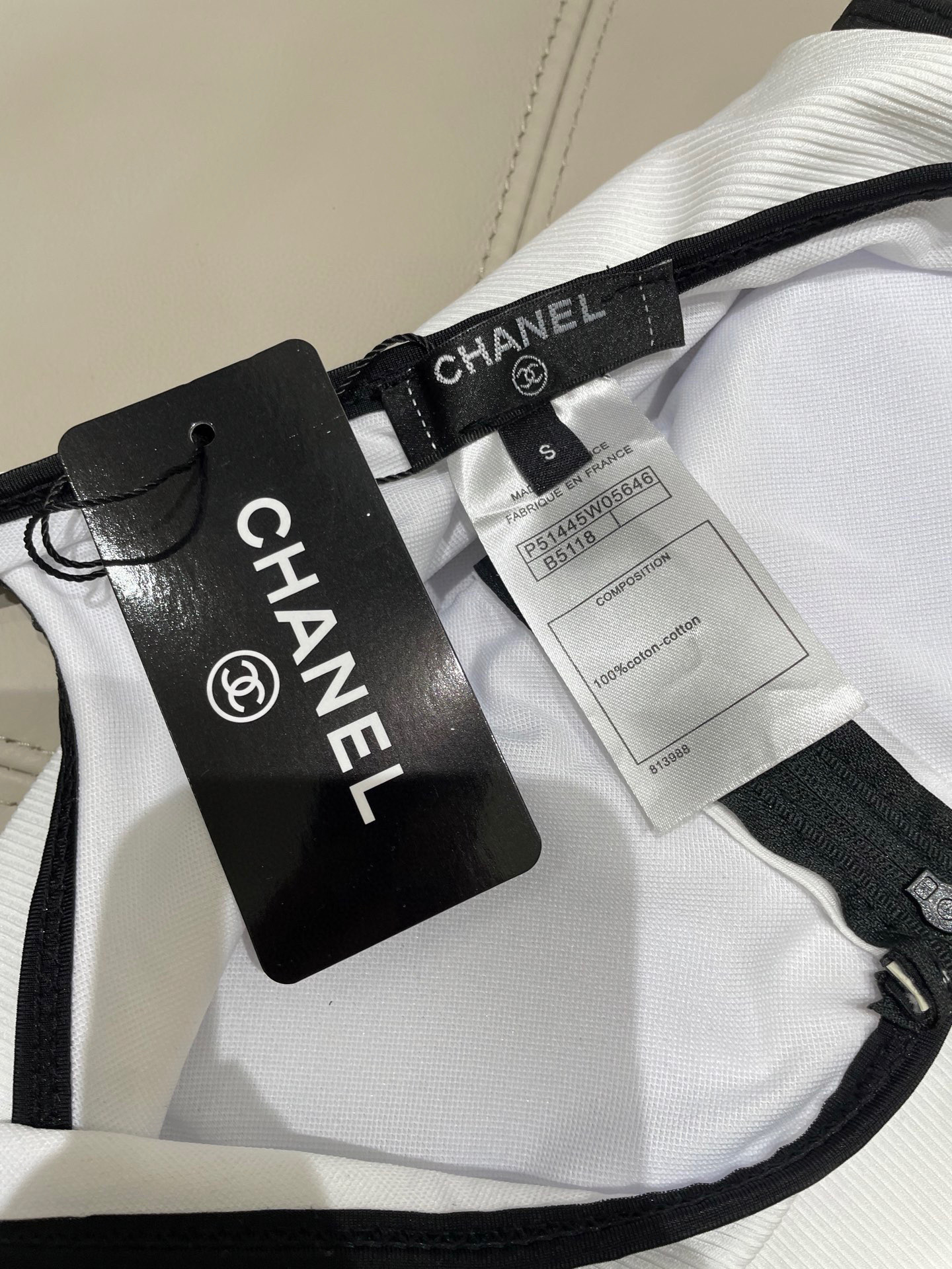  Chanel中古连体衣带胸垫
中古系列连体泳衣👏👏做泳衣穿可以，搭配裤子穿也👌，喜欢中古系列的宝必入哦