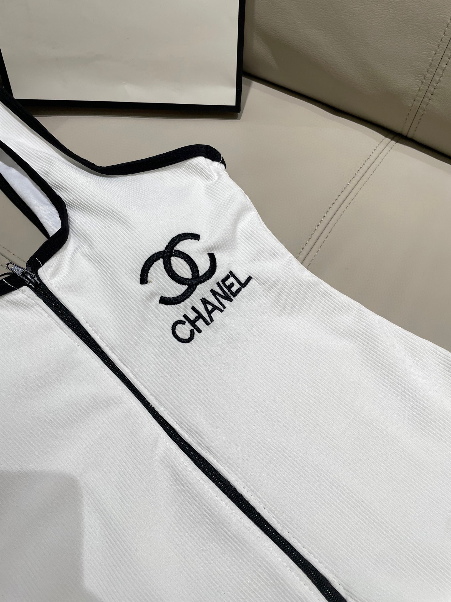 Chanel中古连体衣带胸垫
中古系列连体泳衣👏👏做泳衣穿可以，搭配裤子穿也👌，喜欢中古系列的宝必入哦
