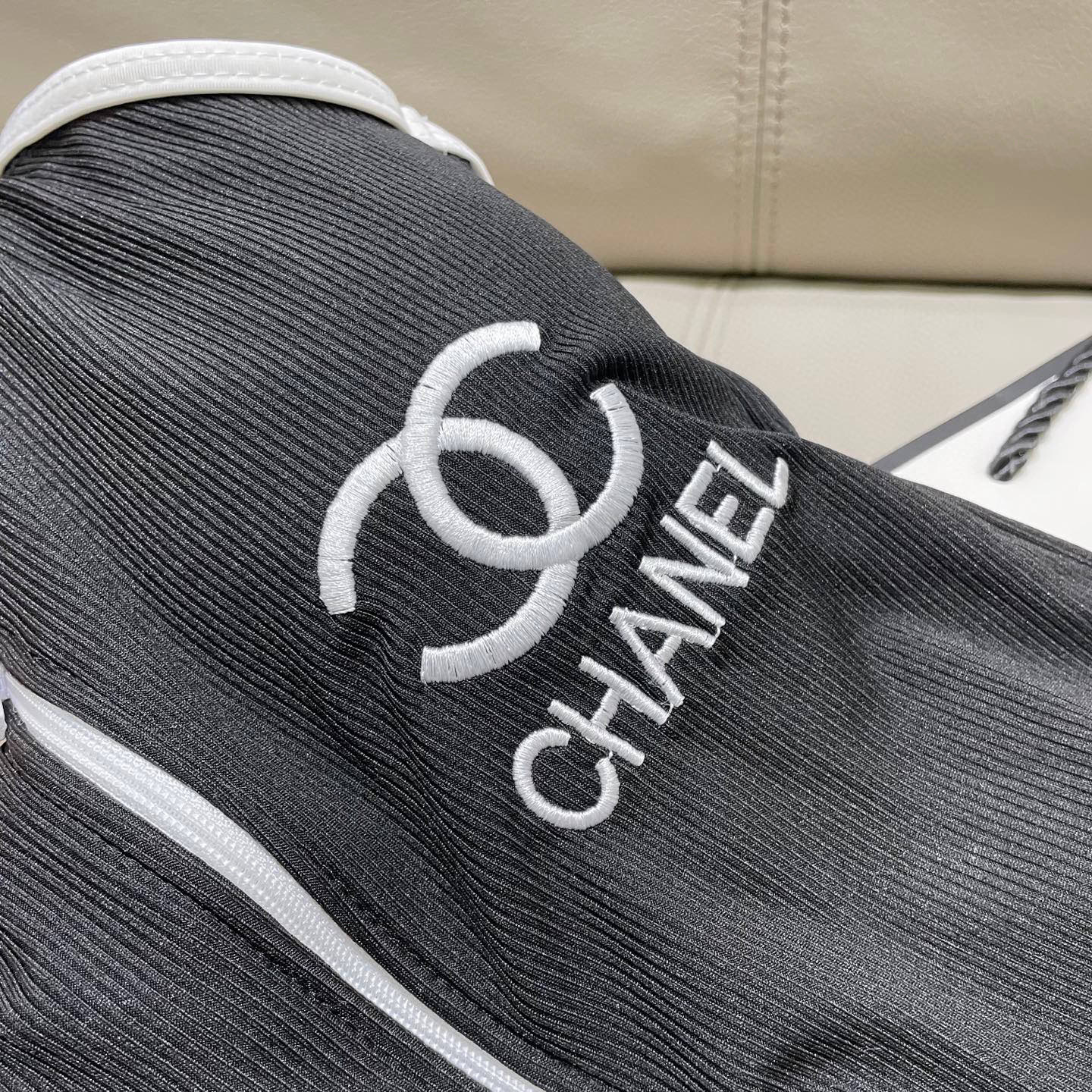  Chanel中古连体衣带胸垫
中古系列连体泳衣👏👏做泳衣穿可以，搭配裤子穿也👌，喜欢中古系列的宝必入哦