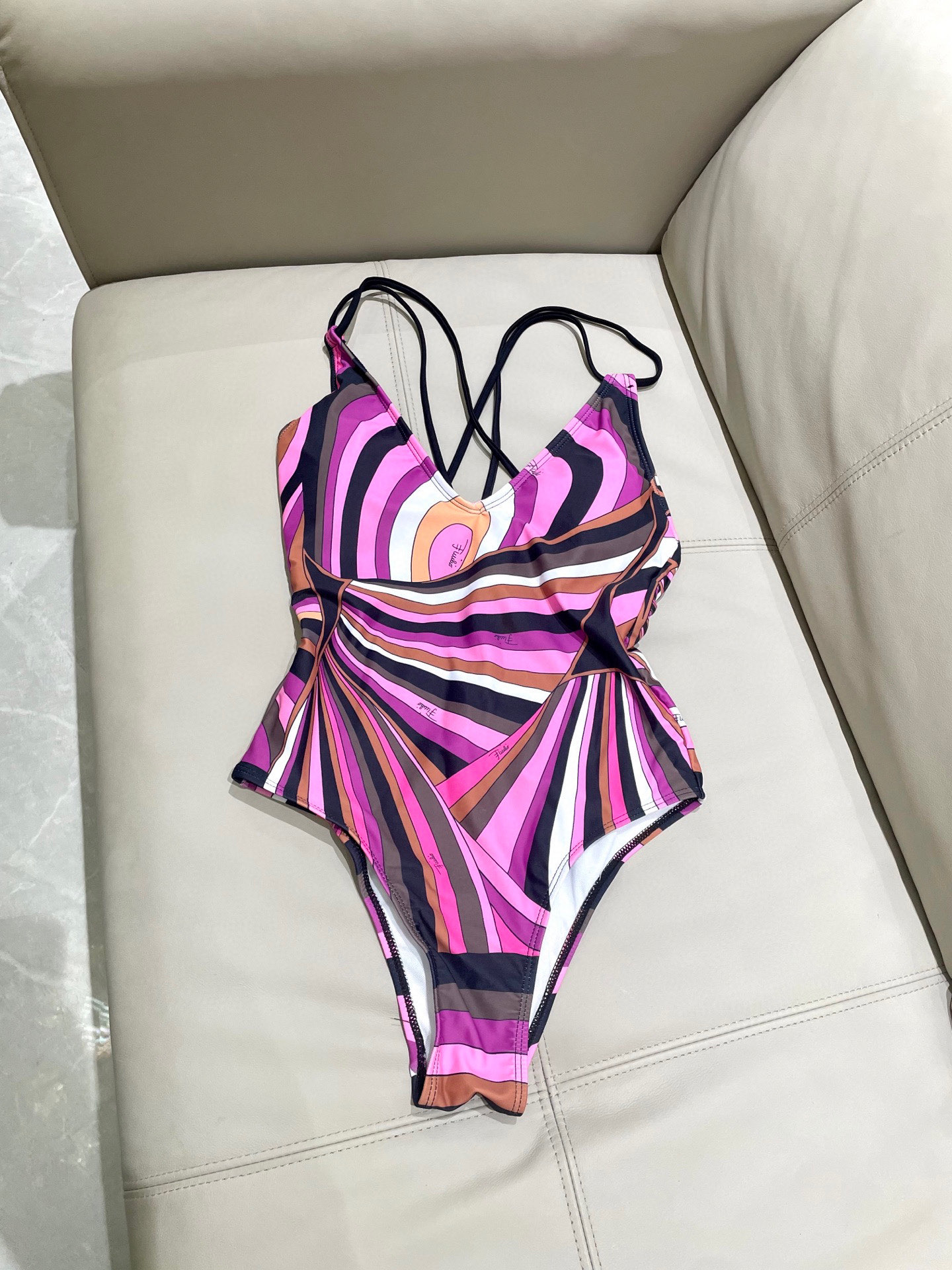  潮牌PUCCI专柜新款分体比基尼 😍🥰适合多种场景的游泳衣🏊‍♀️海边 游泳池 温泉 水上乐园 漂流都