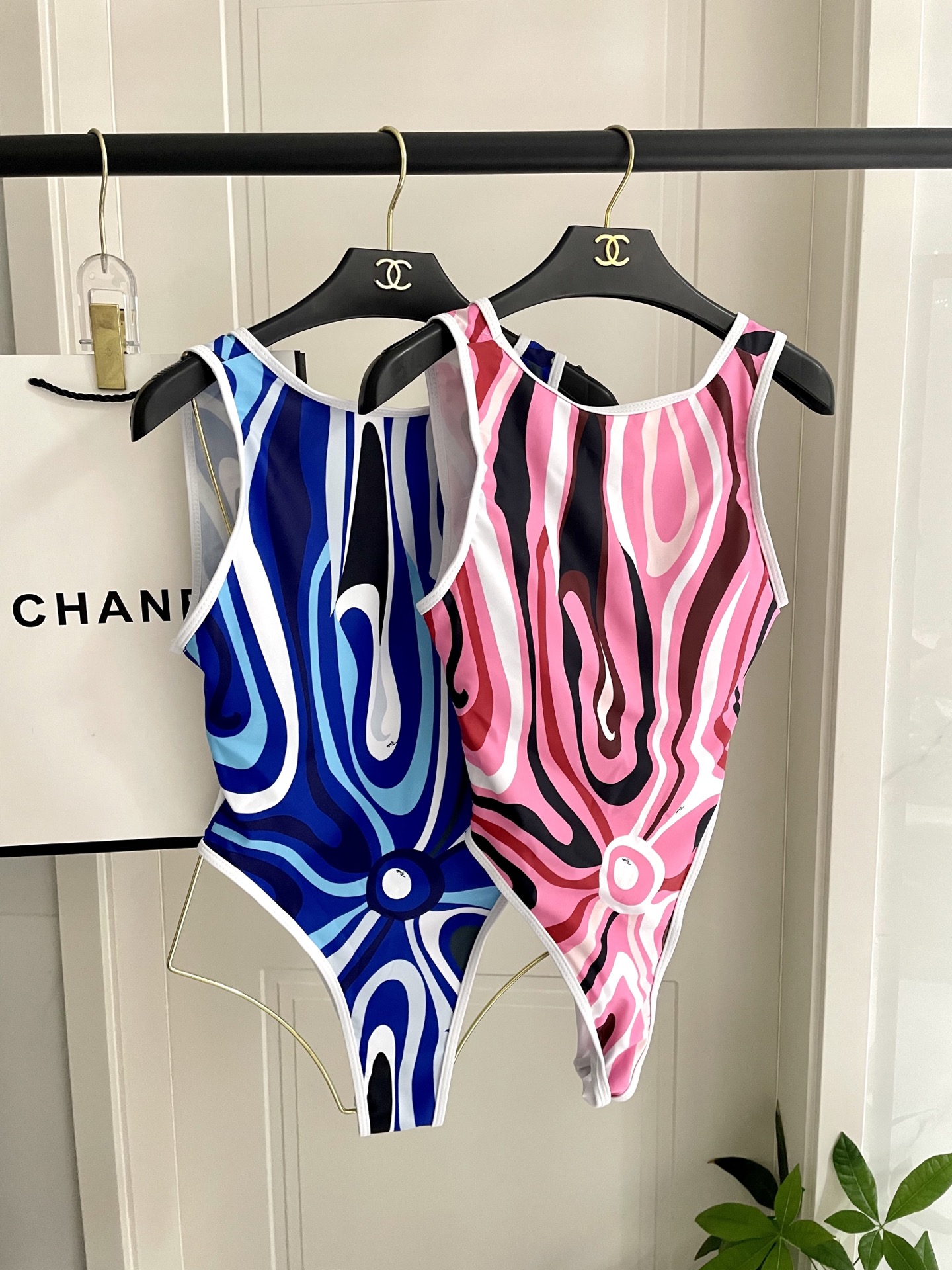 NO:305537,Pucci counter new one-piece swimsuit swimsuit scarf 2-piece set Elegant temperament Swimming suits suitable for various scenes ♀ Beach Swimming pool Hot spring Water park Rafting fabric breathable and comfortable. Quick-drying elastic swimsuits are more easy to clean. S M L Xl swimsuits, swimsuits, bikinis19860909Pucci专柜新款连体泳衣 泳衣纱巾 2件套 气质高雅 适合多种场景的游泳衣♀海边 游泳池 温泉 水上乐园 漂流都可以 面料透气舒适.速干弹性的游泳衣更加帖肤易清洗 码数S M L Xl泳衣泳裤比基尼,泳衣，泳裤，比基尼,swimsuits,bikinis,accessory