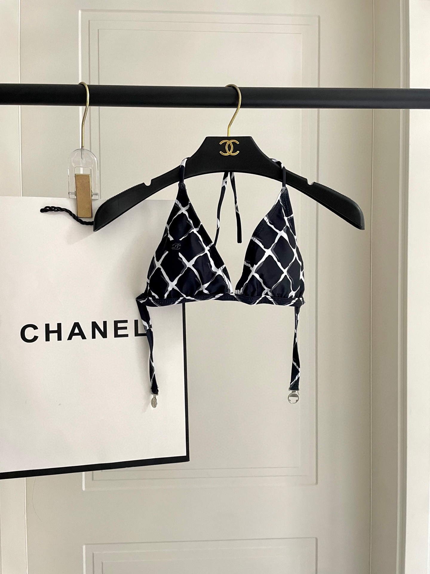 NO:305345,Chanel's new bikini swimsuit is suitable for swimsuits in various scenarios ♀Seaside, swimming pool, hot spring, water park, rafting can be worn inside and outside, and it is completely possible to wear. The fabric is breathable and comfortable. Quick-drying elastic swimsuits are more easy to clean. S M L Xl swimsuits, swimsuits, bikinis19860909Chanel新款比基尼泳衣适合多种场景的游泳衣♀海边 游泳池 温泉 水上乐园 漂流都可以内搭外穿也完全可以 面料透气舒适.速干弹性的游泳衣更加帖肤易清洗 码数S M L Xl泳衣泳裤比基尼,泳衣，泳裤，比基尼,chanel,swimsuits,bikinis,accessory