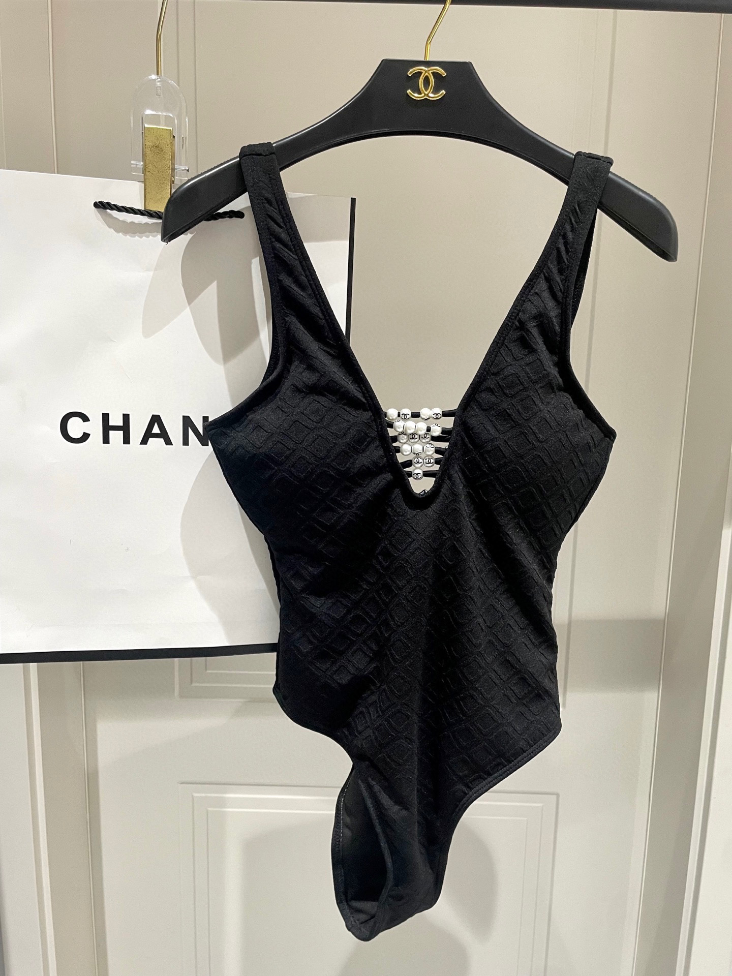 NO:305539,Chanel pearl one-piece swimsuit suitable for a variety of scenes♀Seaside, swimming pool, hot spring, water park, rafting can be worn inside or completely. The one-piece design covers the flesh and looks tall. The abdomen is a little fleshy and does not affect our beauty. The back design reveals the beautiful back. The fabric is breathable and comfortable. The quick-drying elastic swimsuit is easier to clean. S M L Xl swimsuits, swimsuits, bikinis19860909Chanel 香奈儿珍珠连体泳衣 适合多种场景的游泳衣♀海边 游泳池 温泉 水上乐园 漂流都可以内搭也完全可以 连体设计遮肉显高挑 腹部有点肉肉也不影响咱美美的 背面设计大露美背 面料透气舒适.速干弹性的游泳衣更加帖肤易清洗 码数S M L Xl 泳衣泳裤比基尼,泳衣，泳裤，比基尼,chanel,chanel,swimsuits,bikinis,accessory