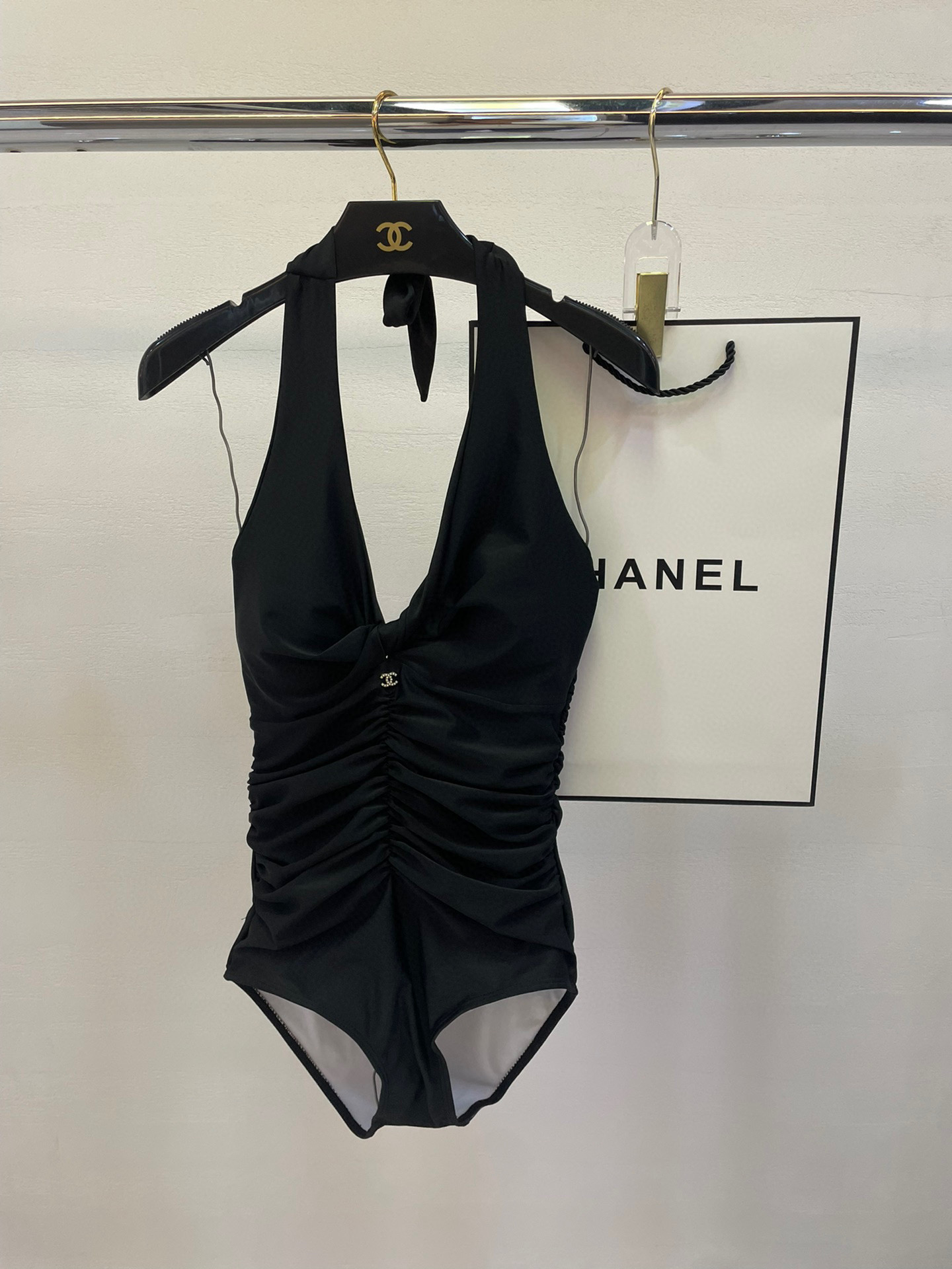  Chanel新款褶皱连体泳衣 女神级别🥰😍👙❤️😍🥰适合多种场景的游泳衣🏊‍♀️海边 游泳池 温泉 水