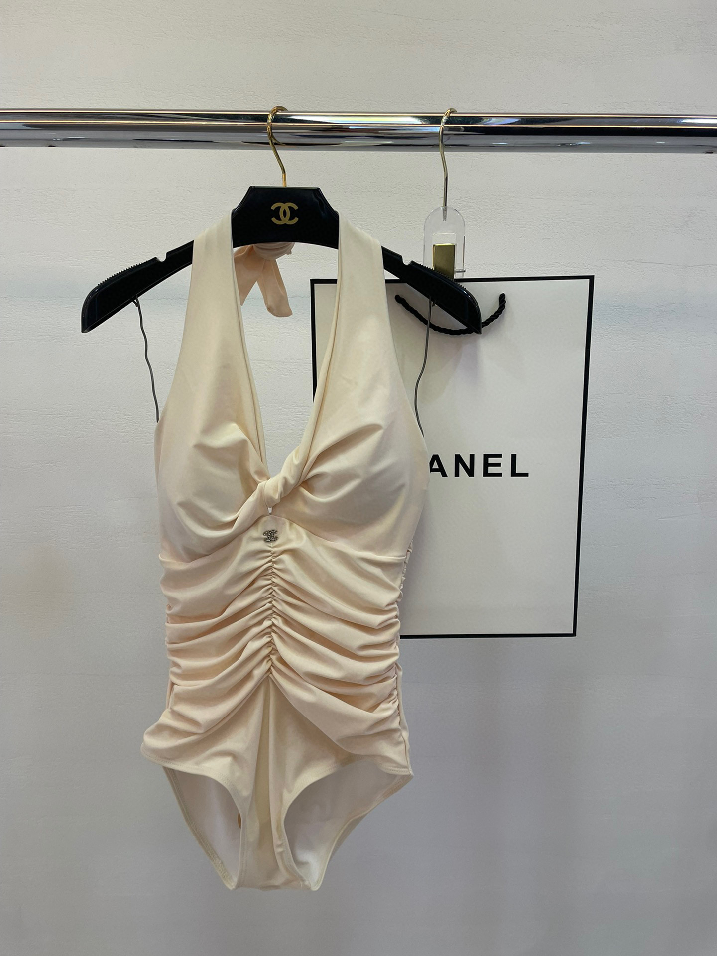  Chanel新款褶皱连体泳衣 女神级别🥰😍👙❤️😍🥰适合多种场景的游泳衣🏊‍♀️海边 游泳池 温泉 水