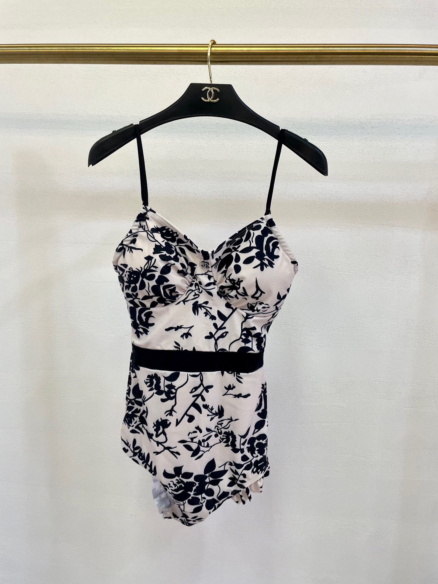  Chanel新款连体泳衣 女神级别🥰😍👙❤️😍🥰适合多种场景的游泳衣🏊‍♀️海边 游泳池 温泉 水上乐