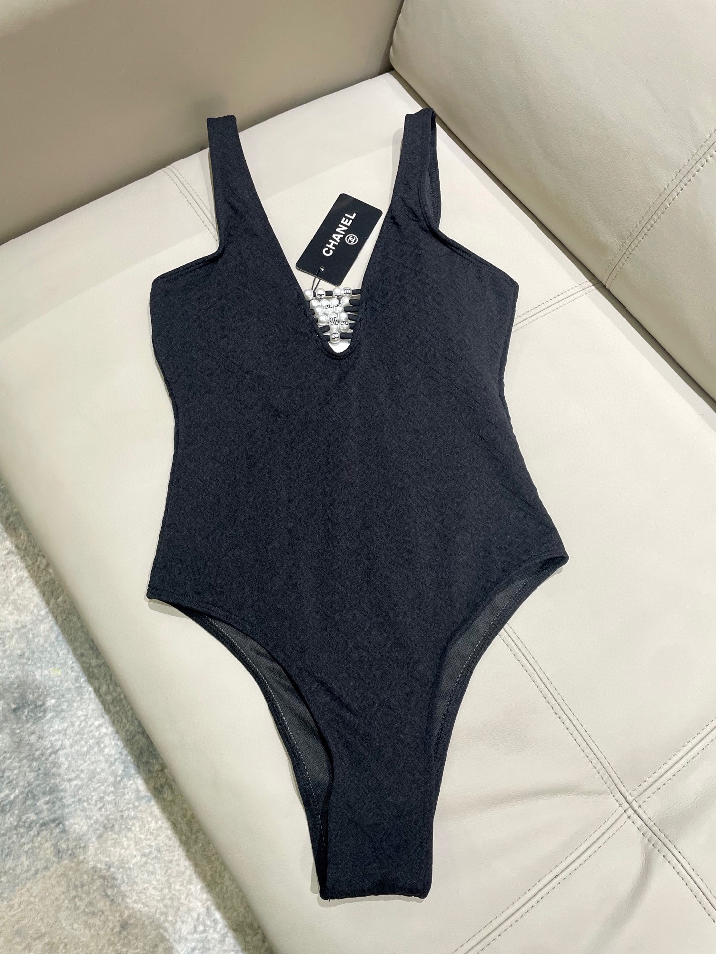  Chanel 香奈儿珍珠连体泳衣  😍🥰适合多种场景的游泳衣🏊‍♀️海边 游泳池 温泉 水上乐园 漂流
