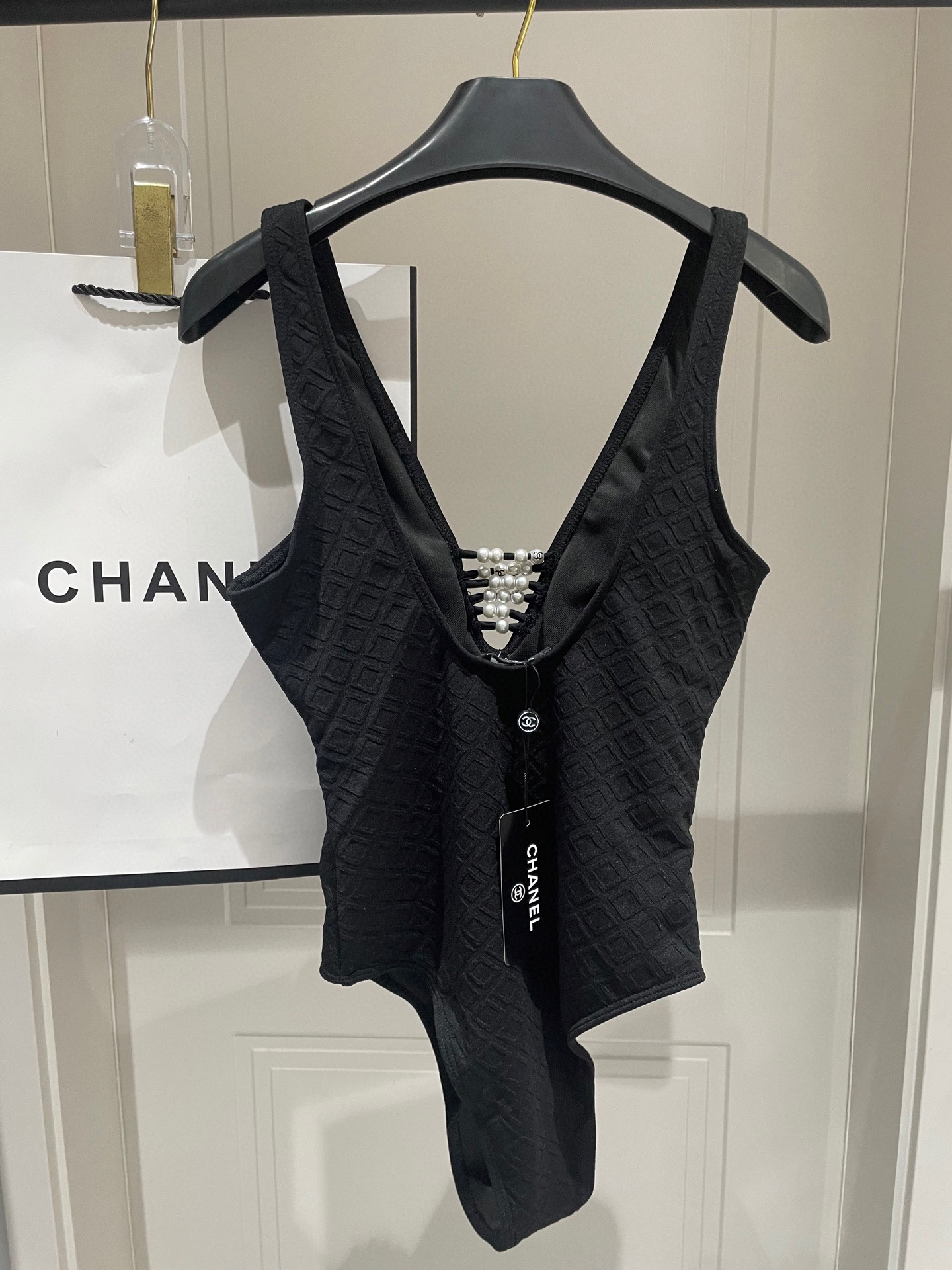  Chanel 香奈儿珍珠连体泳衣  😍🥰适合多种场景的游泳衣🏊‍♀️海边 游泳池 温泉 水上乐园 漂流