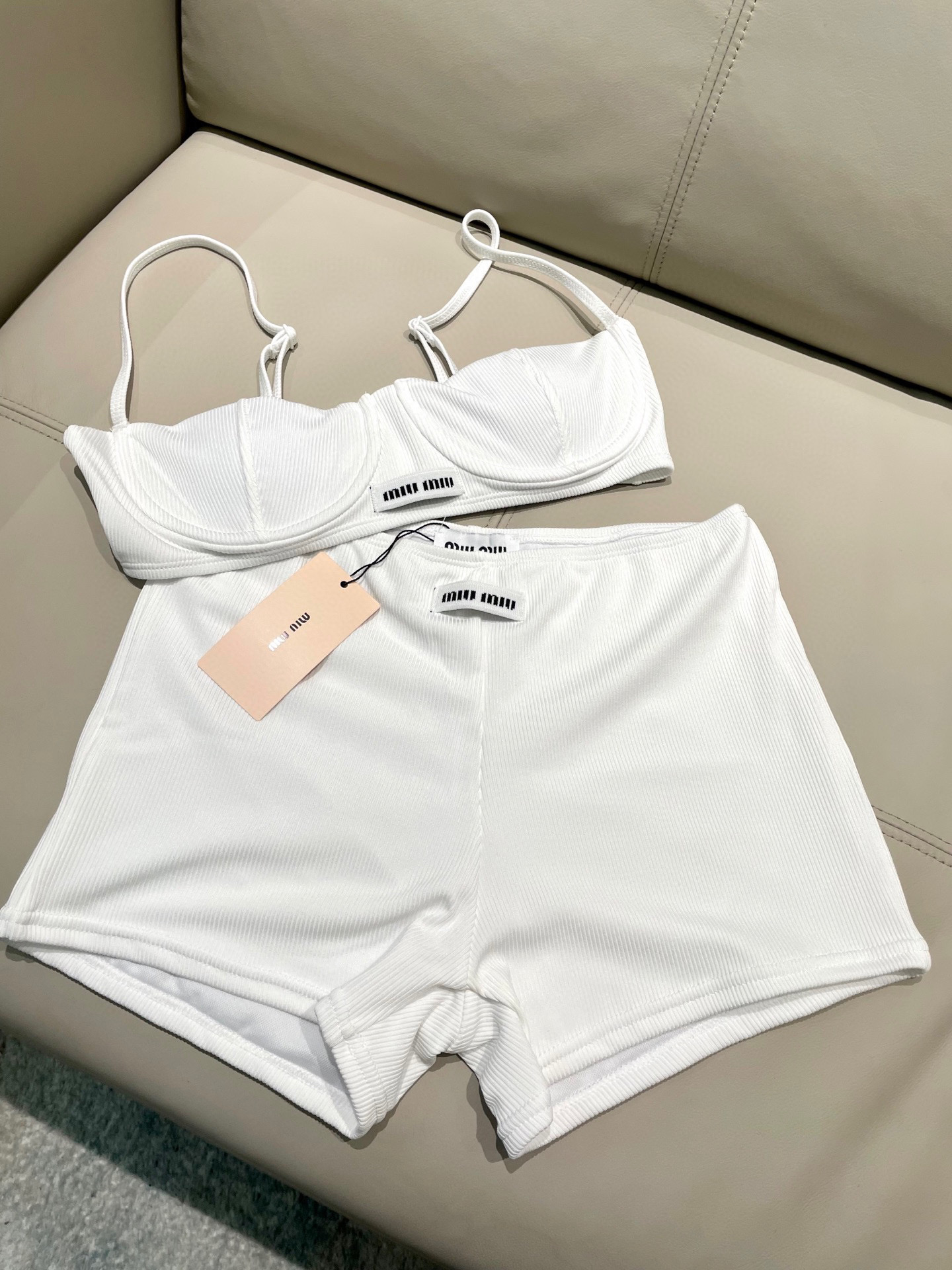  miumiu新款分体泳衣带钢托 针织面料 时尚潮流款 😍🥰适合多种场景的游泳衣🏊‍♀️海边 游泳池 温