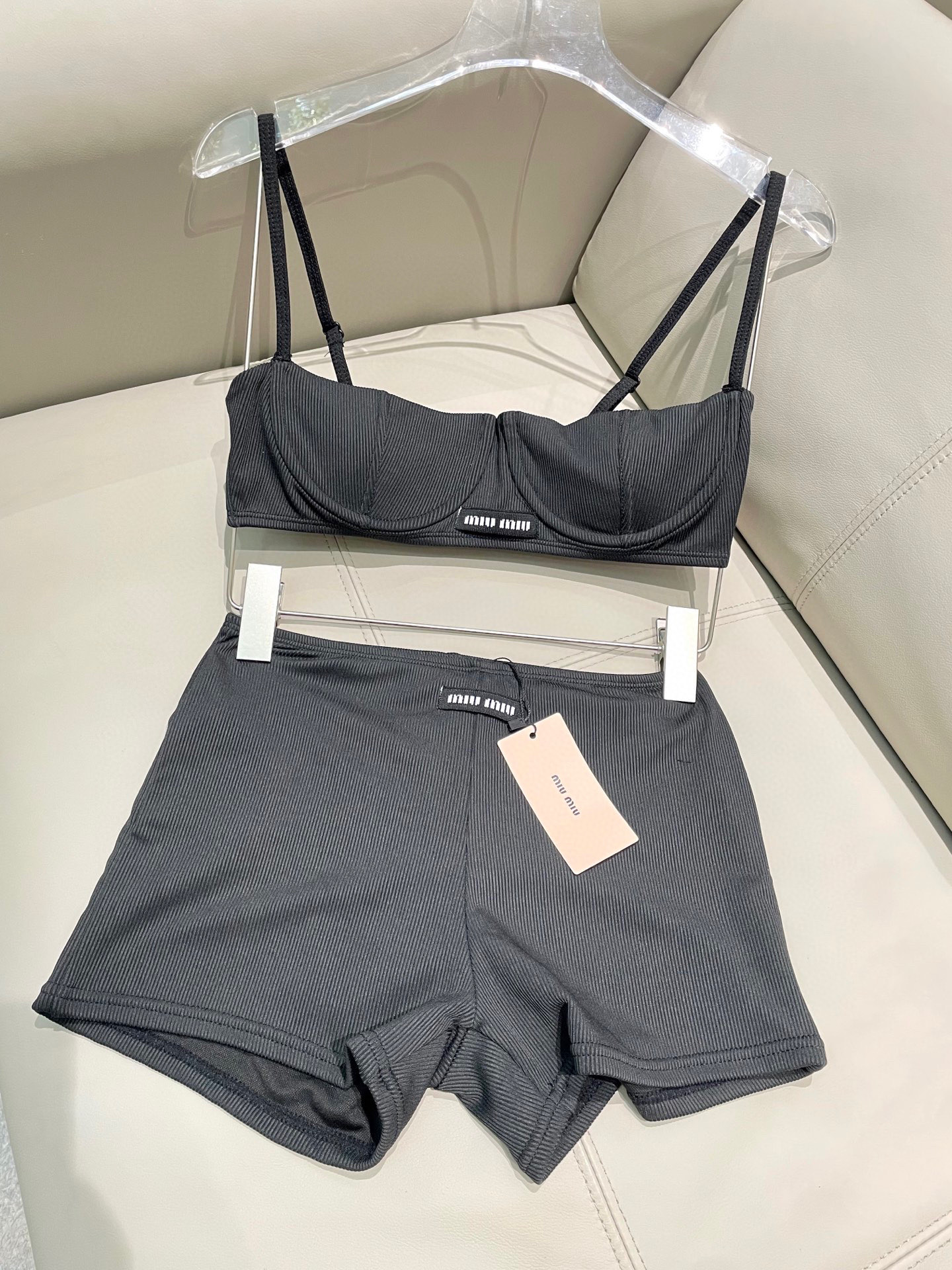  miumiu新款分体泳衣带钢托 针织面料 时尚潮流款 😍🥰适合多种场景的游泳衣🏊‍♀️海边 游泳池 温