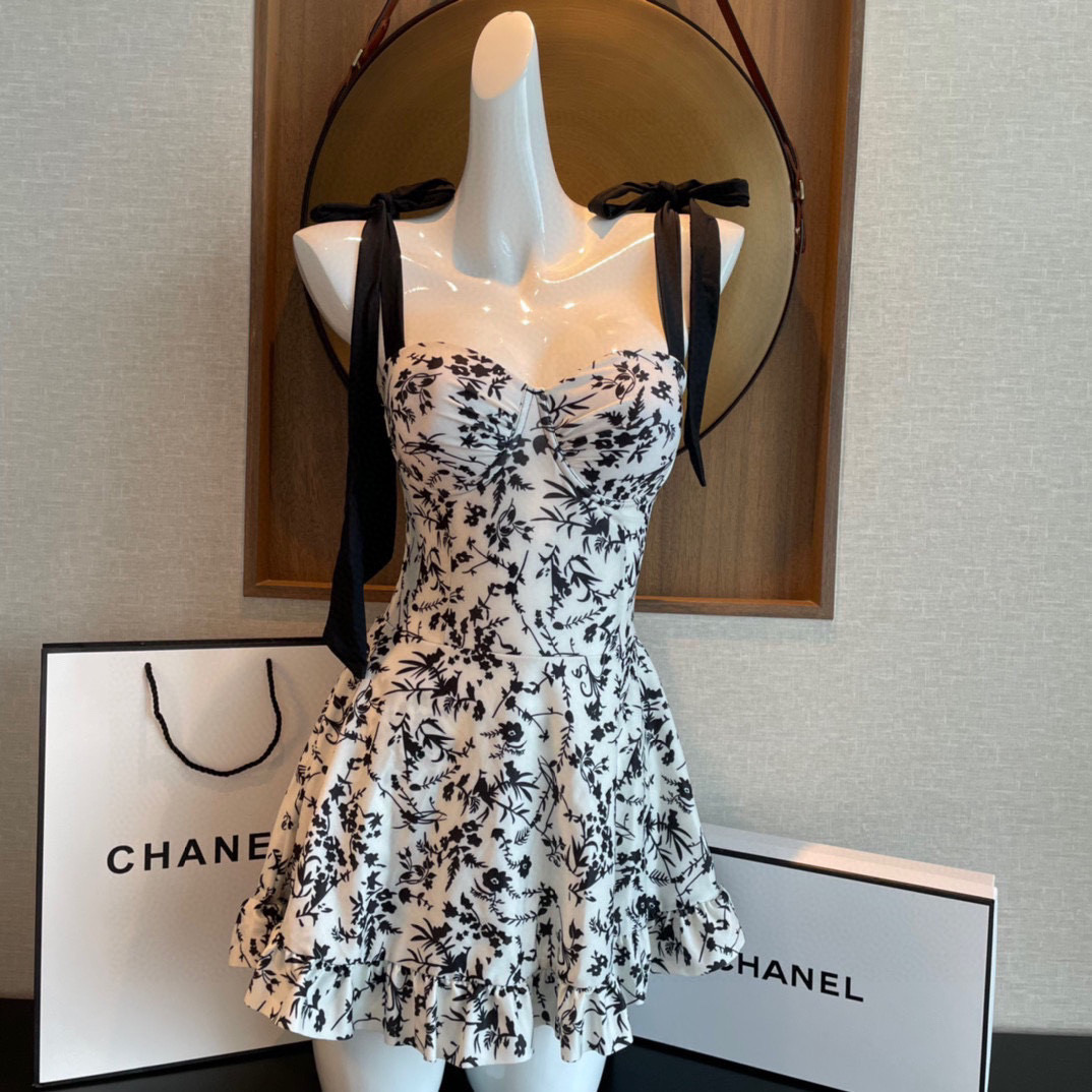  Chanel 连体裙裤 😍🥰适合多种场景的游泳衣🏊‍♀️海边 游泳池 温泉 水上乐园 漂流都可以😌内搭