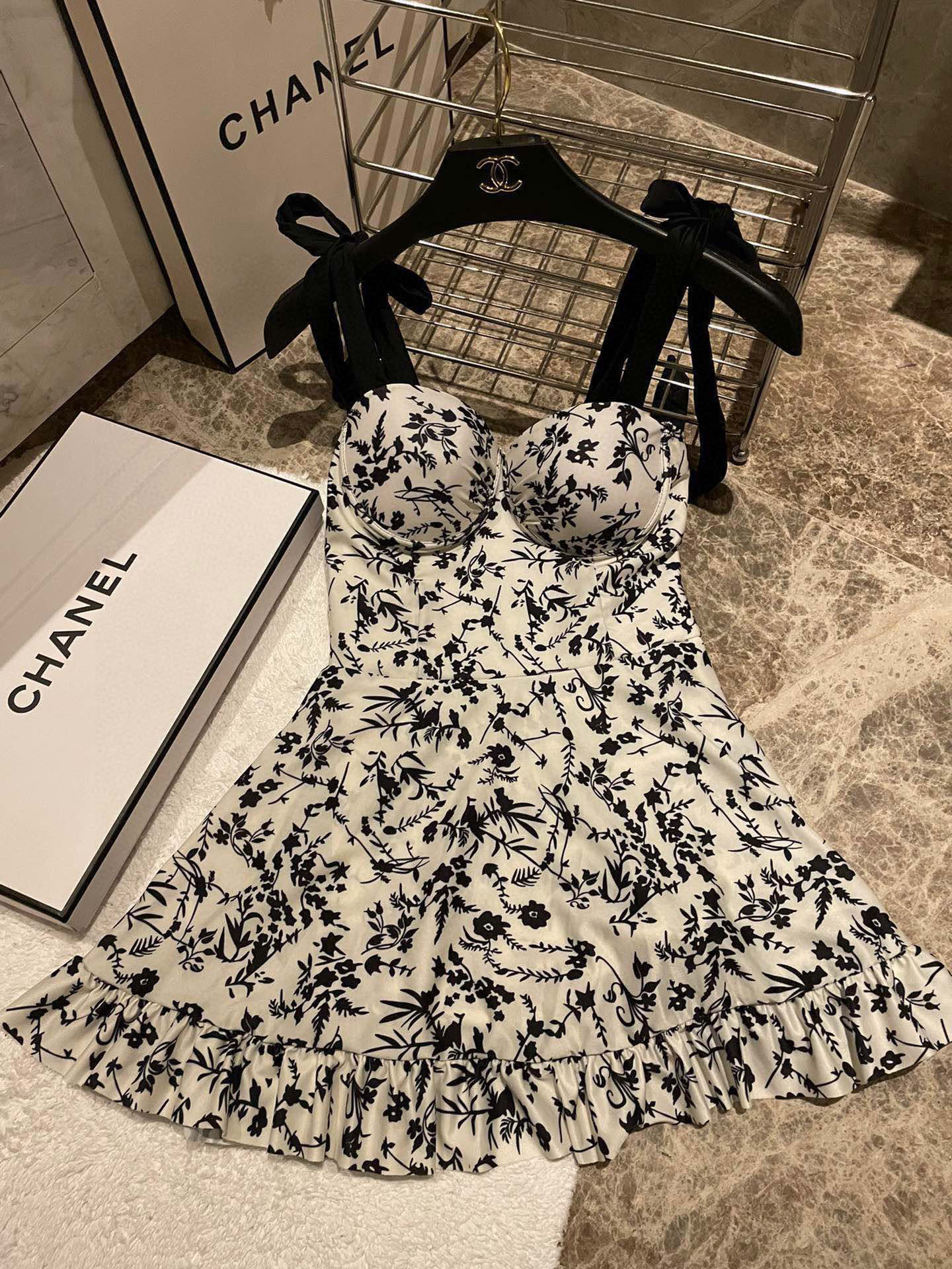 Chanel 连体裙裤 😍🥰适合多种场景的游泳衣🏊‍♀️海边 游泳池 温泉 水上乐园 漂流都可以😌内搭