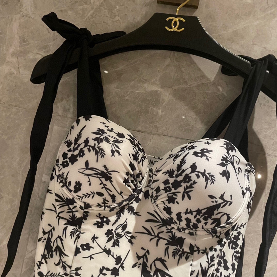  Chanel 连体裙裤 😍🥰适合多种场景的游泳衣🏊‍♀️海边 游泳池 温泉 水上乐园 漂流都可以😌内搭