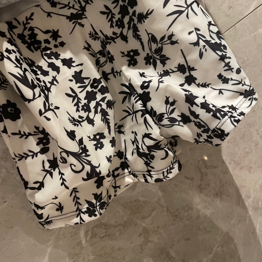  Chanel 连体裙裤 😍🥰适合多种场景的游泳衣🏊‍♀️海边 游泳池 温泉 水上乐园 漂流都可以😌内搭