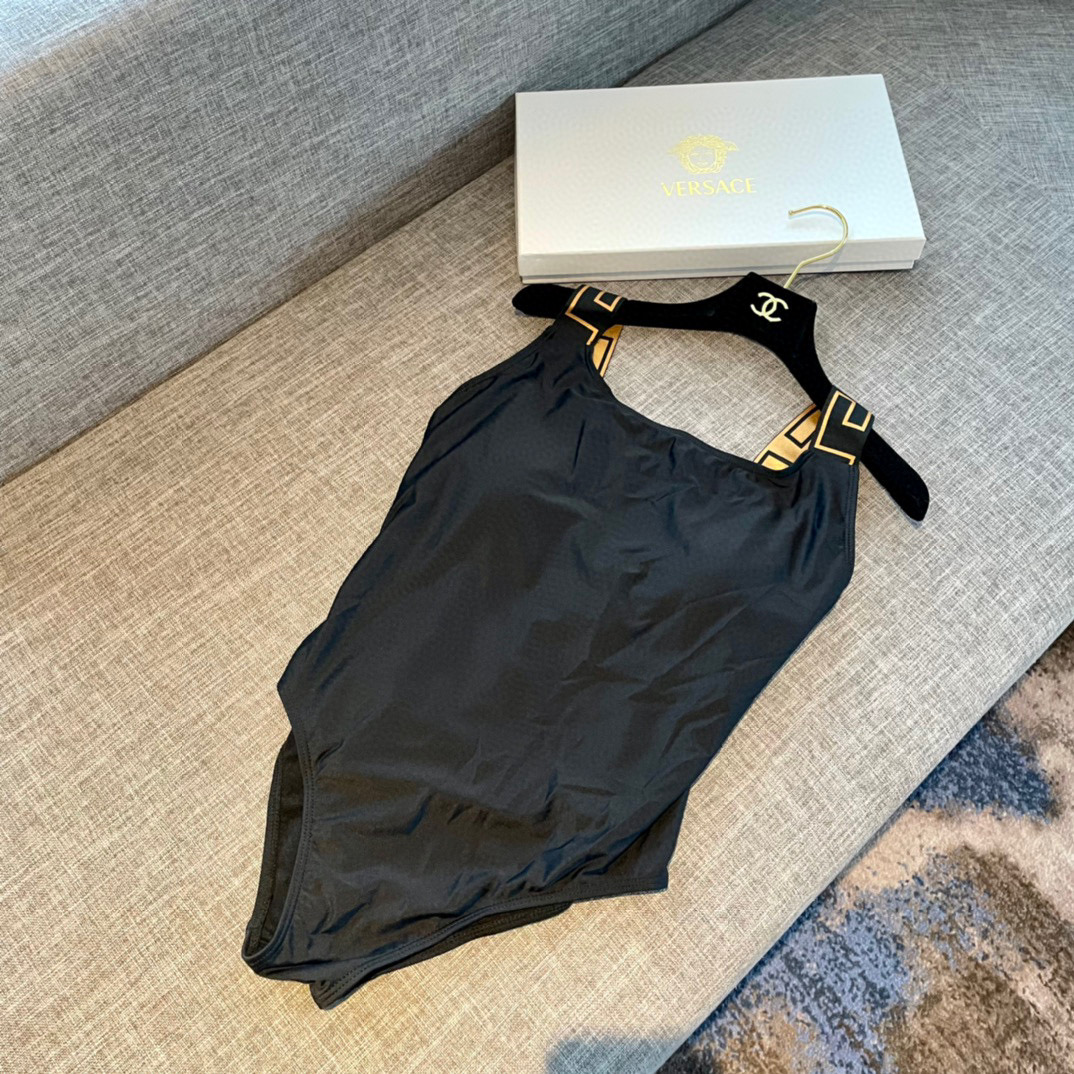  范思哲新款连体泳衣 👙❤️😍🥰适合多种场景的游泳衣🏊‍♀️海边 游泳池 温泉 水上乐园 漂流都可以😌内