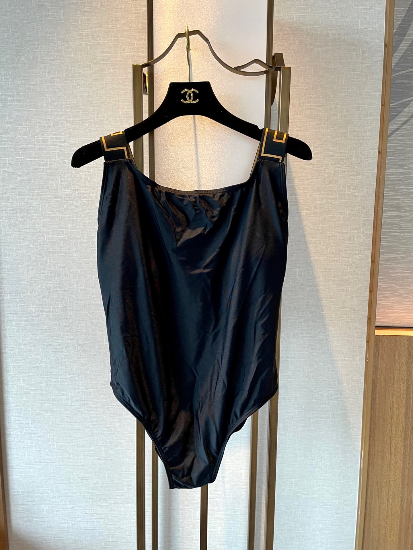 范思哲新款连体泳衣 👙❤️😍🥰适合多种场景的游泳衣🏊‍♀️海边 游泳池 温泉 水上乐园 漂流都可以😌内