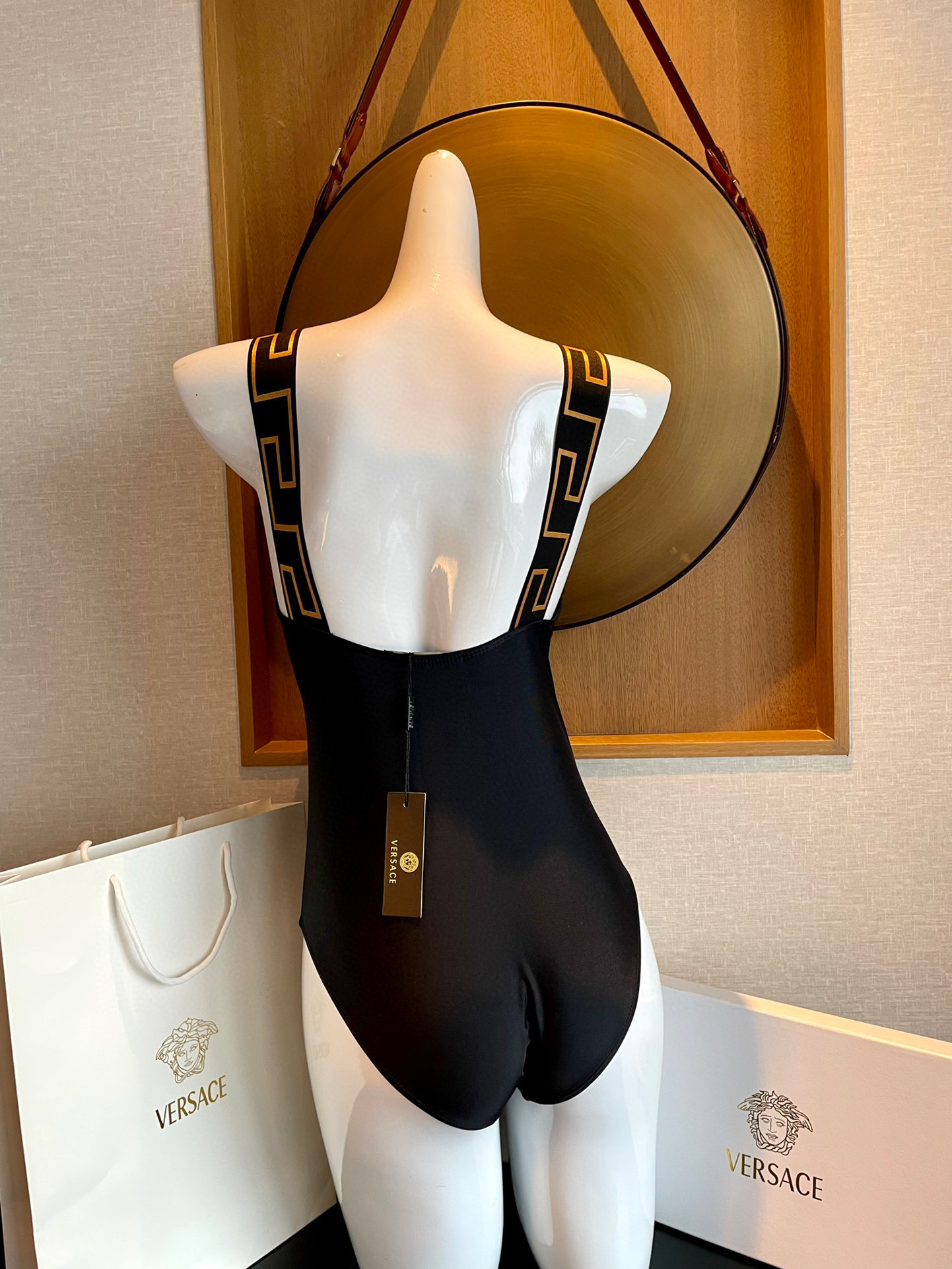  范思哲新款连体泳衣 👙❤️😍🥰适合多种场景的游泳衣🏊‍♀️海边 游泳池 温泉 水上乐园 漂流都可以😌内